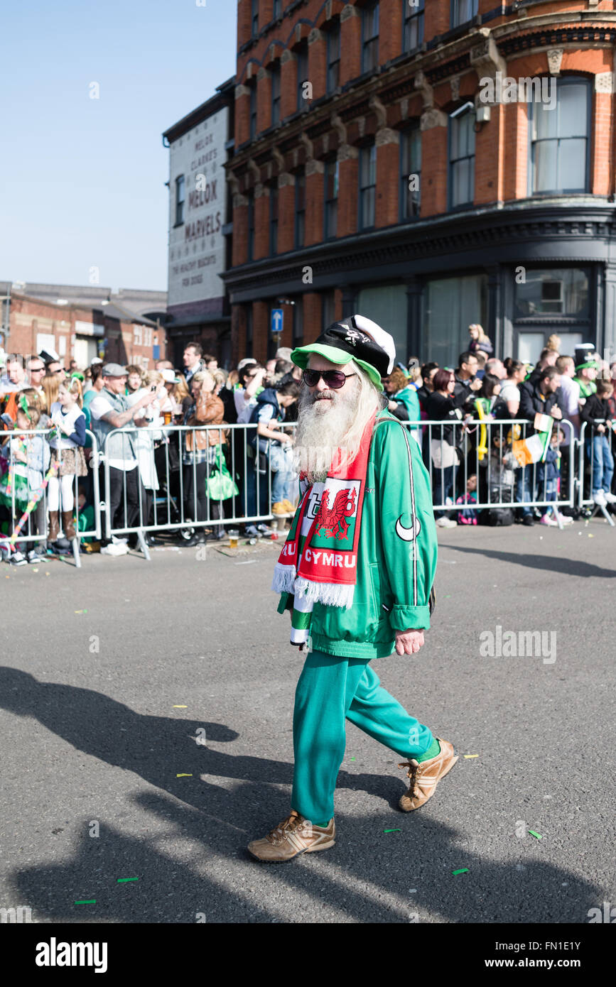 Birmingham, UK. 13 mars, 2016. Les rues bordées de milliers de Digbeth au centre-ville, la célébration de la St patron des Irlandais 'St' . Le défilé était remplie de fanfares,voitures,flotteurs,scooter,et danseurs . Après le défilé il y avait beaucoup de musique live et d'animations autour de la ville, le tout dans le soleil du printemps précoce. Crédit : Ian Francis/Alamy Live News Banque D'Images