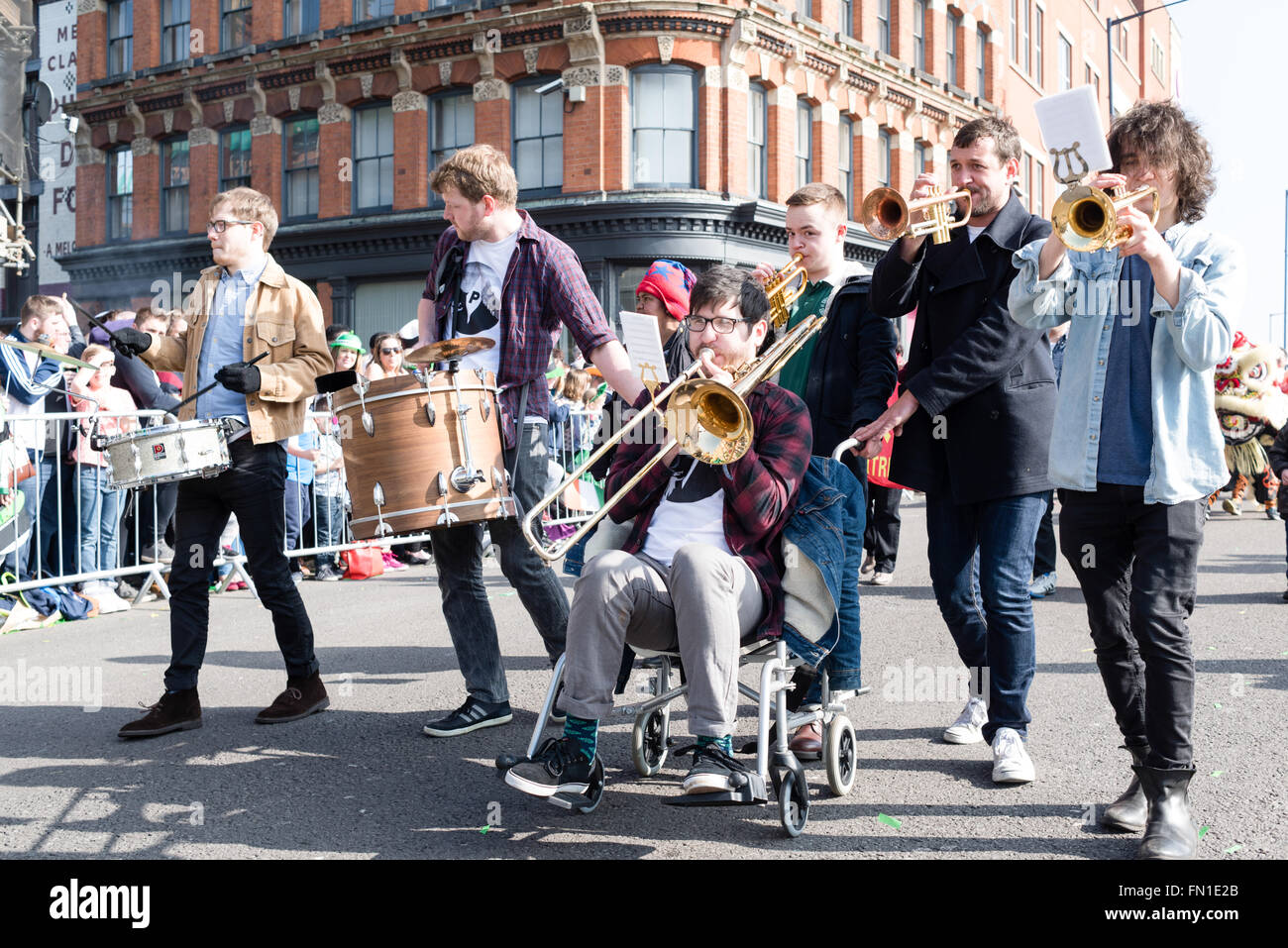 Birmingham, UK. 13 mars, 2016. Les rues bordées de milliers de Digbeth au centre-ville, la célébration de la St patron des Irlandais 'St' . Le défilé était remplie de fanfares,voitures,flotteurs,scooter,et danseurs . Après le défilé il y avait beaucoup de musique live et d'animations autour de la ville, le tout dans le soleil du printemps précoce. Crédit : Ian Francis/Alamy Live News Banque D'Images