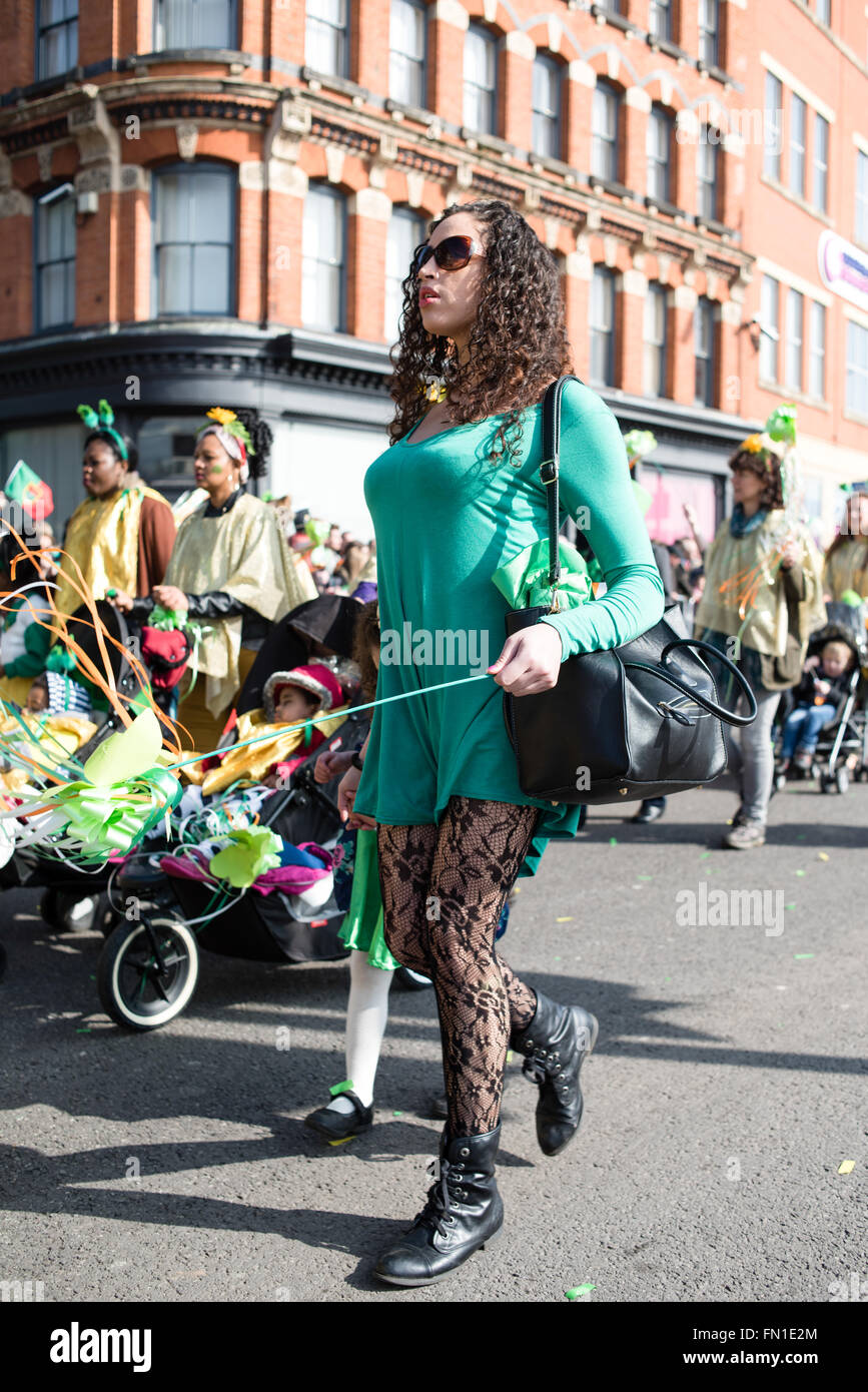 Birmingham, UK. 13 mars, 2016. Les rues bordées de milliers de Digbeth au centre-ville, la célébration de la St patron des Irlandais 'St' . Le défilé était remplie de fanfares,voitures,flotteurs,scooter,et danseurs . Après le défilé il y avait beaucoup de musique live et d'animations autour de la ville, le tout dans le soleil du printemps précoce. Crédit : Ian Francis/Alamy Live News Banque D'Images