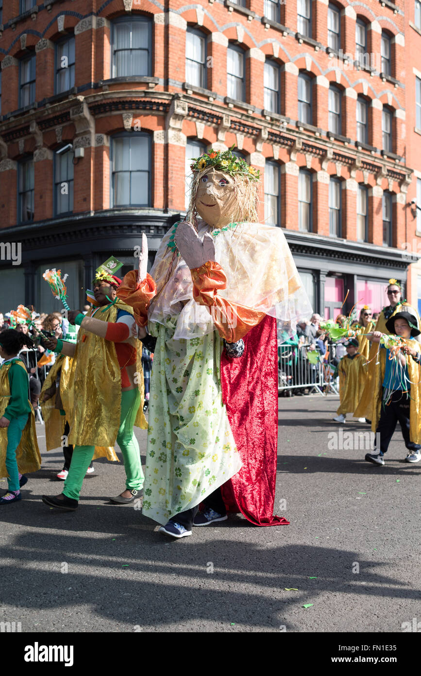 Birmingham, UK. 13 mars, 2016. Les rues bordées de milliers de Digbeth au centre-ville, la célébration de la St patron des Irlandais 'St' . Le défilé était remplie de fanfares,voitures,flotteurs,scooter,et danseurs . Après le défilé il y avait beaucoup de musique live et d'animations autour de la ville, le tout dans le soleil du printemps précoce. Crédit : Ian Francis/Alamy Live News Banque D'Images