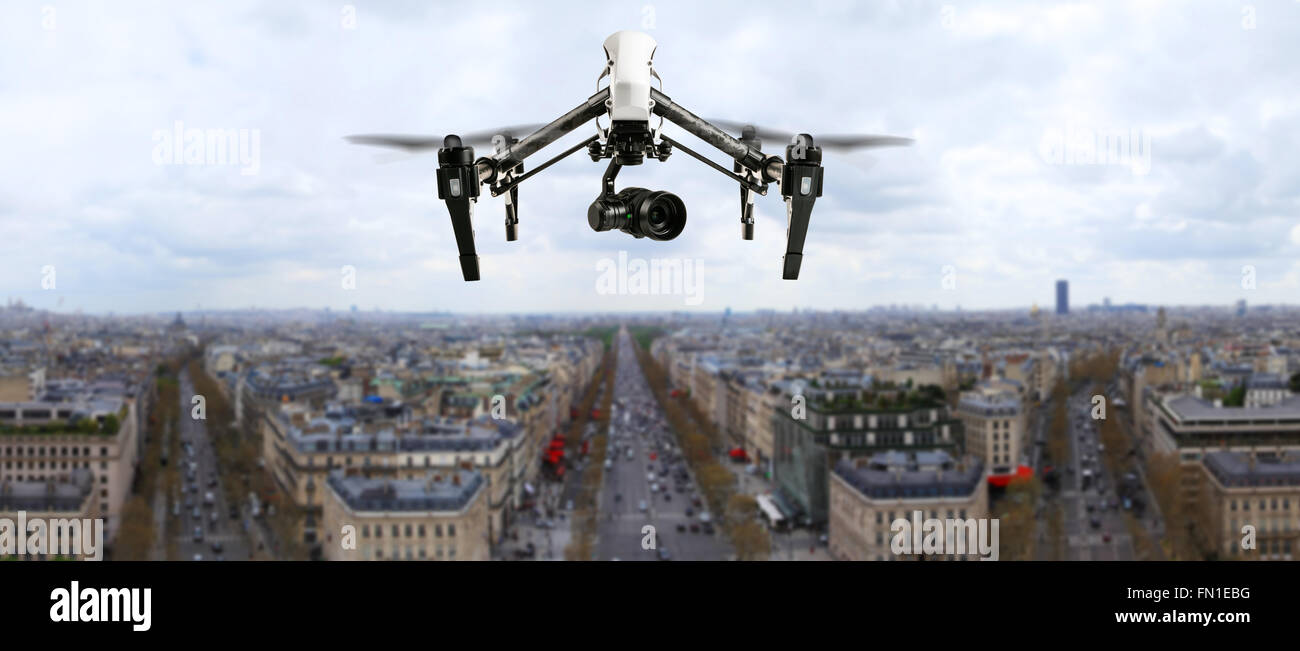 Drone volant au-dessus de la ville de Paris panorama Banque D'Images