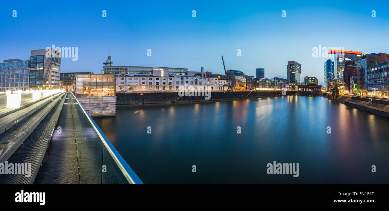 Vue panoramique de la port des médias à Düsseldorf en début de soirée, en Allemagne. Beau reflet dans le bassin du port. Banque D'Images