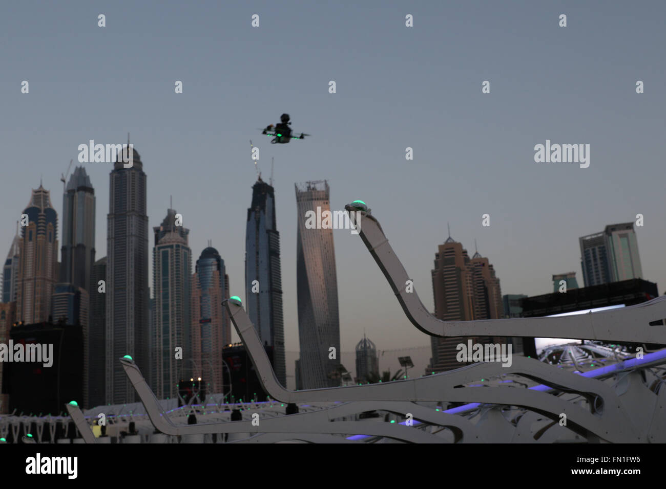 Dubaï, Émirats arabes unis. Samedi 12 Mars, 2016, DUBAÏ, ÉMIRATS ARABES UNIS. Dubaï accueille le premier concours international de drone, attirant plus de 150 pilotes de drones et leurs équipes de partout dans le monde pour concourir pour un prix de 1 million de dollars. Luc Bannister a gagné le prix des courses et Kim Minchan a remporté la compétition de freestyle. La compétition a vu les équipes en concurrence sur un voie à Skydive Dubaï, près de la marina de Dubaï. 150 équipes qualifiées et s'est rendu à Dubaï. Crédit : David Stock/Alamy Live News Banque D'Images