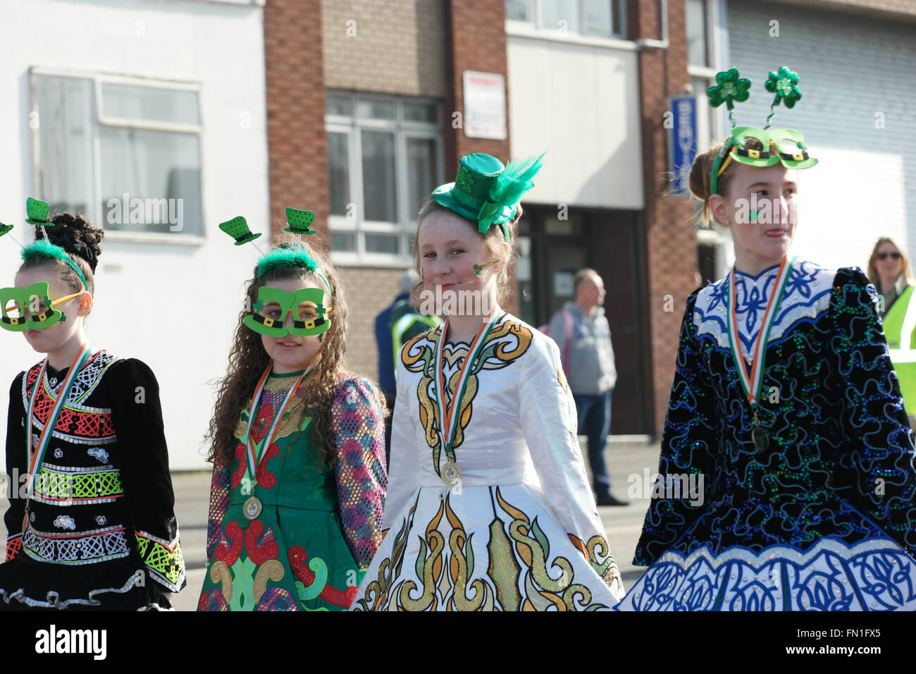 St Patricks Day célébrations le dimanche avant le jour j. Parade à travers le centre-ville de Birmingham 13 mars 2016. Birmingham ENgland Crédit : Terry Mason / Alamy Live News Banque D'Images