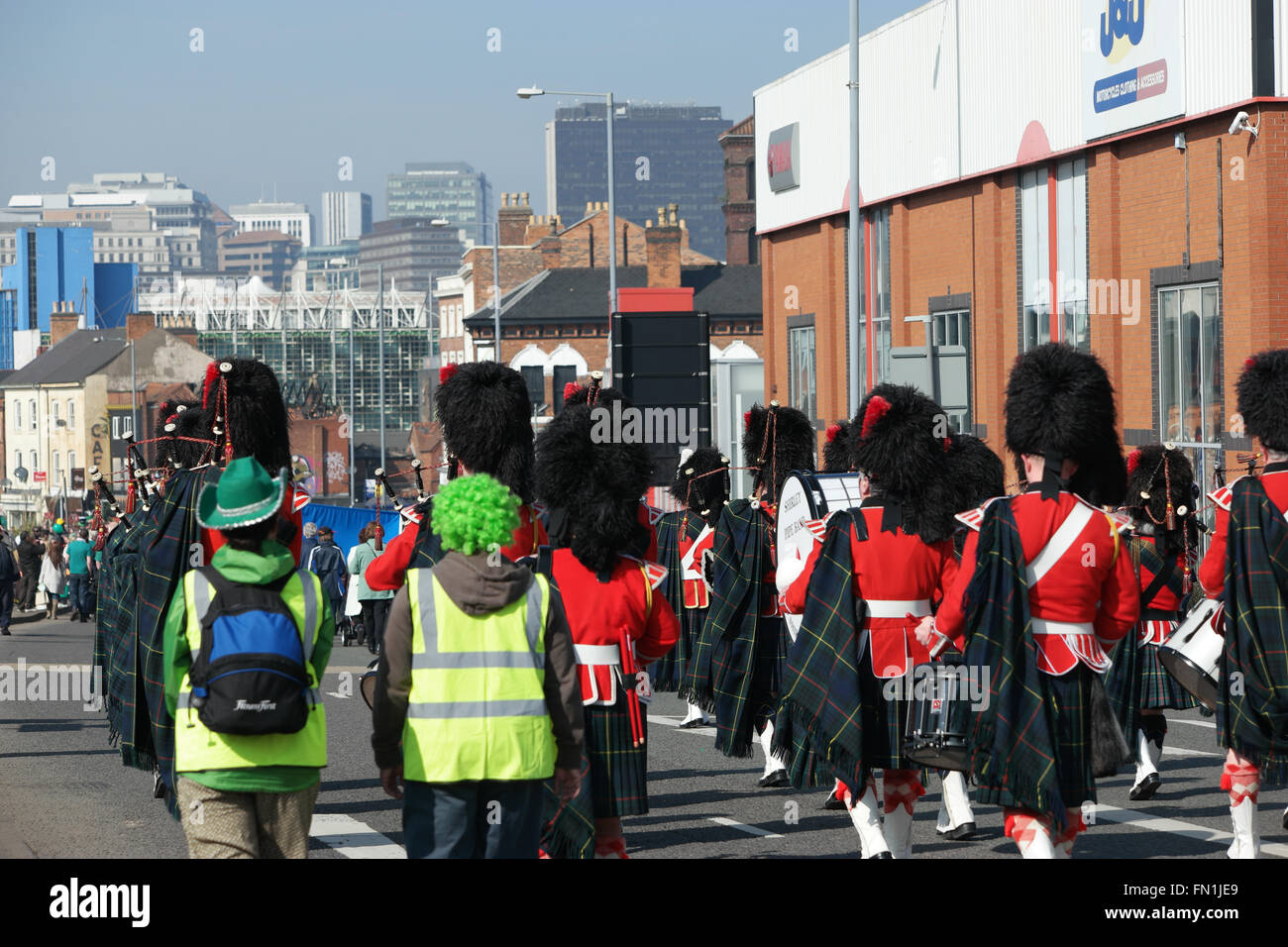St Patricks Day célébrations le dimanche avant le jour j. Parade à travers le centre-ville de Birmingham 13 mars 2016. Birmingham ENgland Crédit : Terry Mason / Alamy Live News Banque D'Images