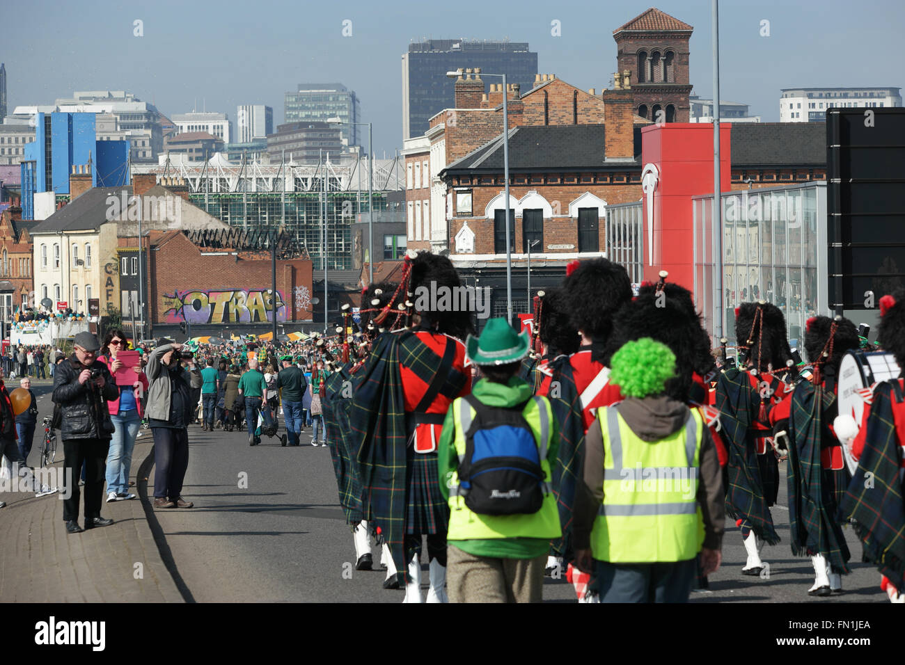 St Patricks Day célébrations le dimanche avant le jour j. Parade à travers le centre-ville de Birmingham 13 mars 2016. Birmingham ENgland Crédit : Terry Mason / Alamy Live News Banque D'Images