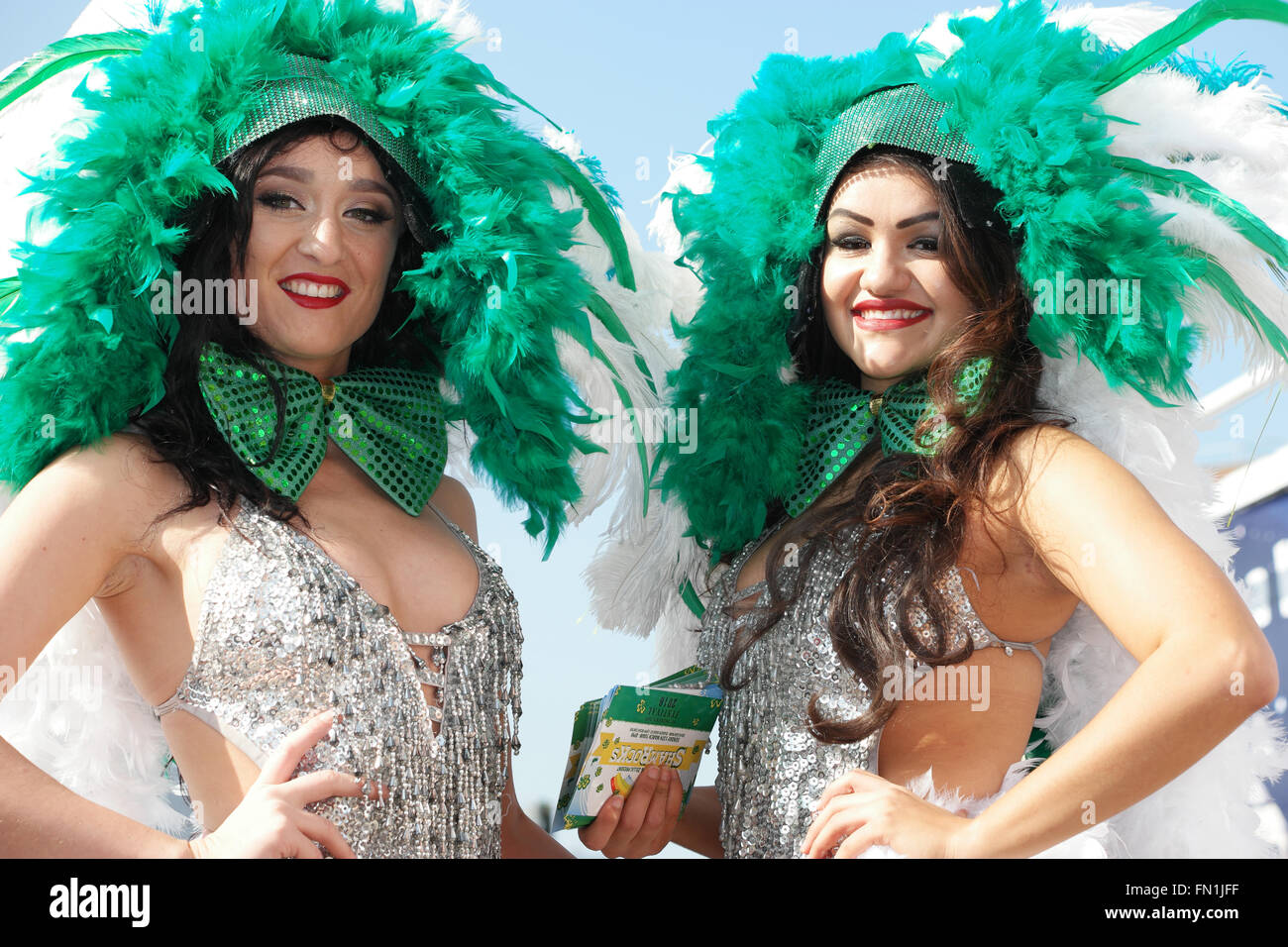 St Patricks Day célébrations le dimanche avant le jour j. Parade à travers le centre-ville de Birmingham 13 mars 2016. Birmingham ENgland Crédit : Terry Mason / Alamy Live News Banque D'Images