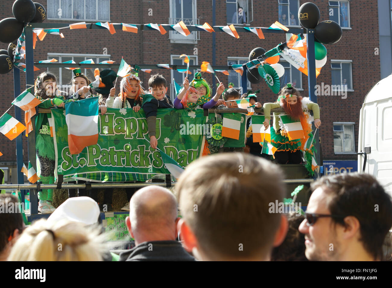 St Patricks Day célébrations le dimanche avant le jour j. Parade à travers le centre-ville de Birmingham 13 mars 2016. Birmingham ENgland Crédit : Terry Mason / Alamy Live News Banque D'Images