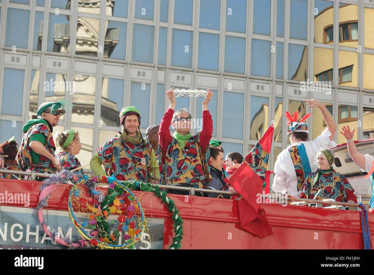 St Patricks Day célébrations le dimanche avant le jour j. Parade à travers le centre-ville de Birmingham 13 mars 2016. Birmingham ENgland Crédit : Terry Mason / Alamy Live News Banque D'Images
