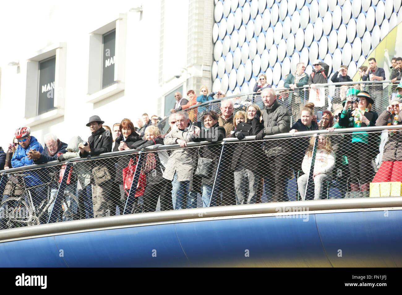 St Patricks Day célébrations le dimanche avant le jour j. Parade à travers le centre-ville de Birmingham 13 mars 2016. Birmingham ENgland Crédit : Terry Mason / Alamy Live News Banque D'Images