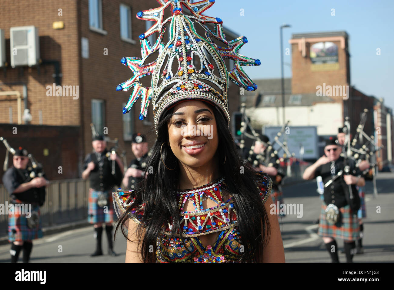 St Patricks Day célébrations le dimanche avant le jour j. Parade à travers le centre-ville de Birmingham 13 mars 2016. Birmingham ENgland Crédit : Terry Mason / Alamy Live News Banque D'Images