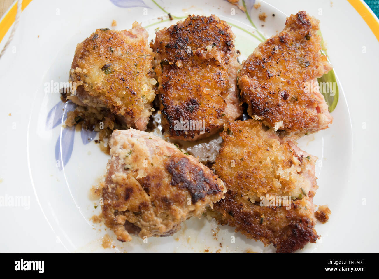 Morceaux de thon pané et frit dans une casserole Banque D'Images
