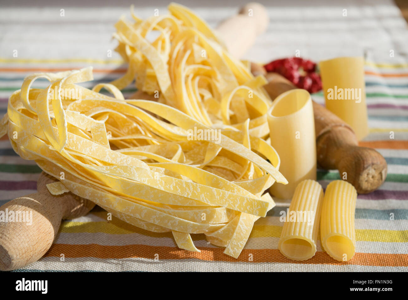 Tagliatelles oeufs faits main faite avec rouleau à pâtisserie Banque D'Images