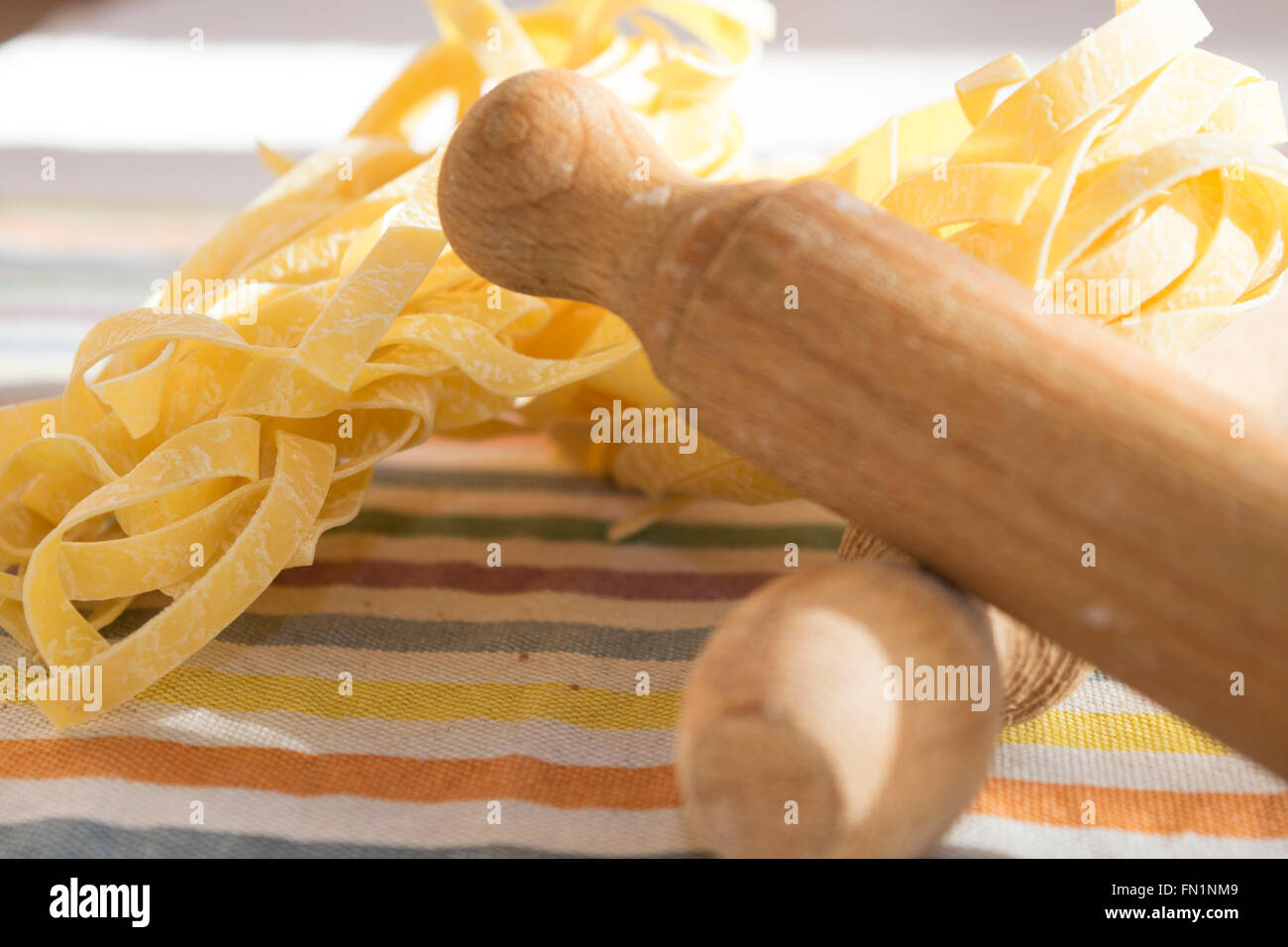 Tagliatelles oeufs faits main faite avec rouleau à pâtisserie Banque D'Images