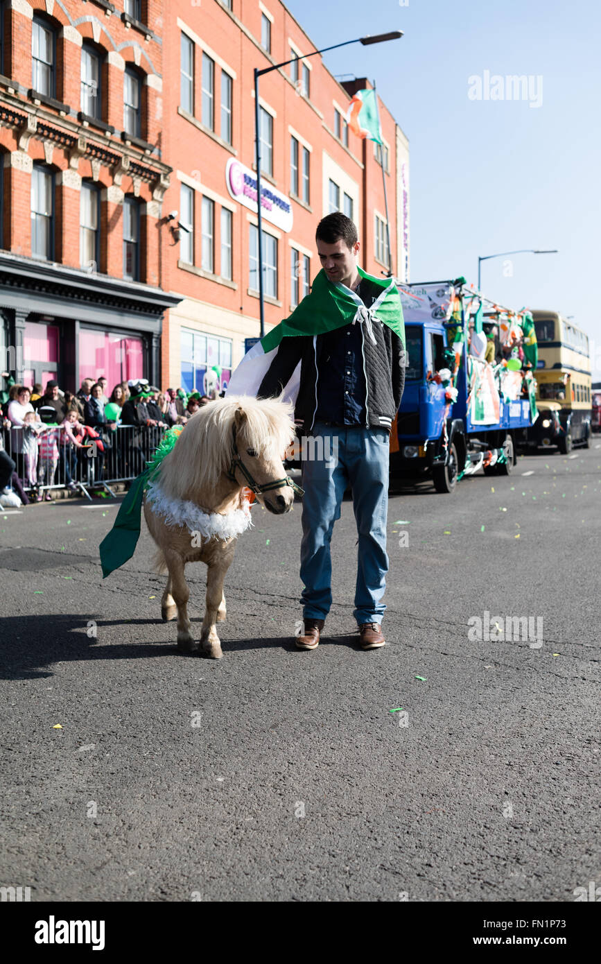 Birmingham, West Midlands, Royaume-Uni:13 Mars 2016.Les rues bordées de milliers de Digbeth au centre-ville, la célébration de la St patron des Irlandais 'St' . Le défilé était remplie de fanfares,voitures,flotteurs,scooter,et danseurs . Après le défilé il y avait beaucoup de musique live et d'animations autour de la ville, le tout dans le soleil du printemps précoce. Crédit : Ian Francis/Alamy Live News Banque D'Images