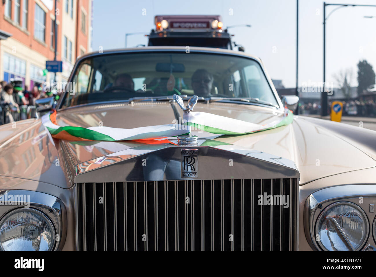 Birmingham, West Midlands, Royaume-Uni:13 Mars 2016.Les rues bordées de milliers de Digbeth au centre-ville, la célébration de la St patron des Irlandais 'St' . Le défilé était remplie de fanfares,voitures,flotteurs,scooter,et danseurs . Après le défilé il y avait beaucoup de musique live et d'animations autour de la ville, le tout dans le soleil du printemps précoce. Banque D'Images