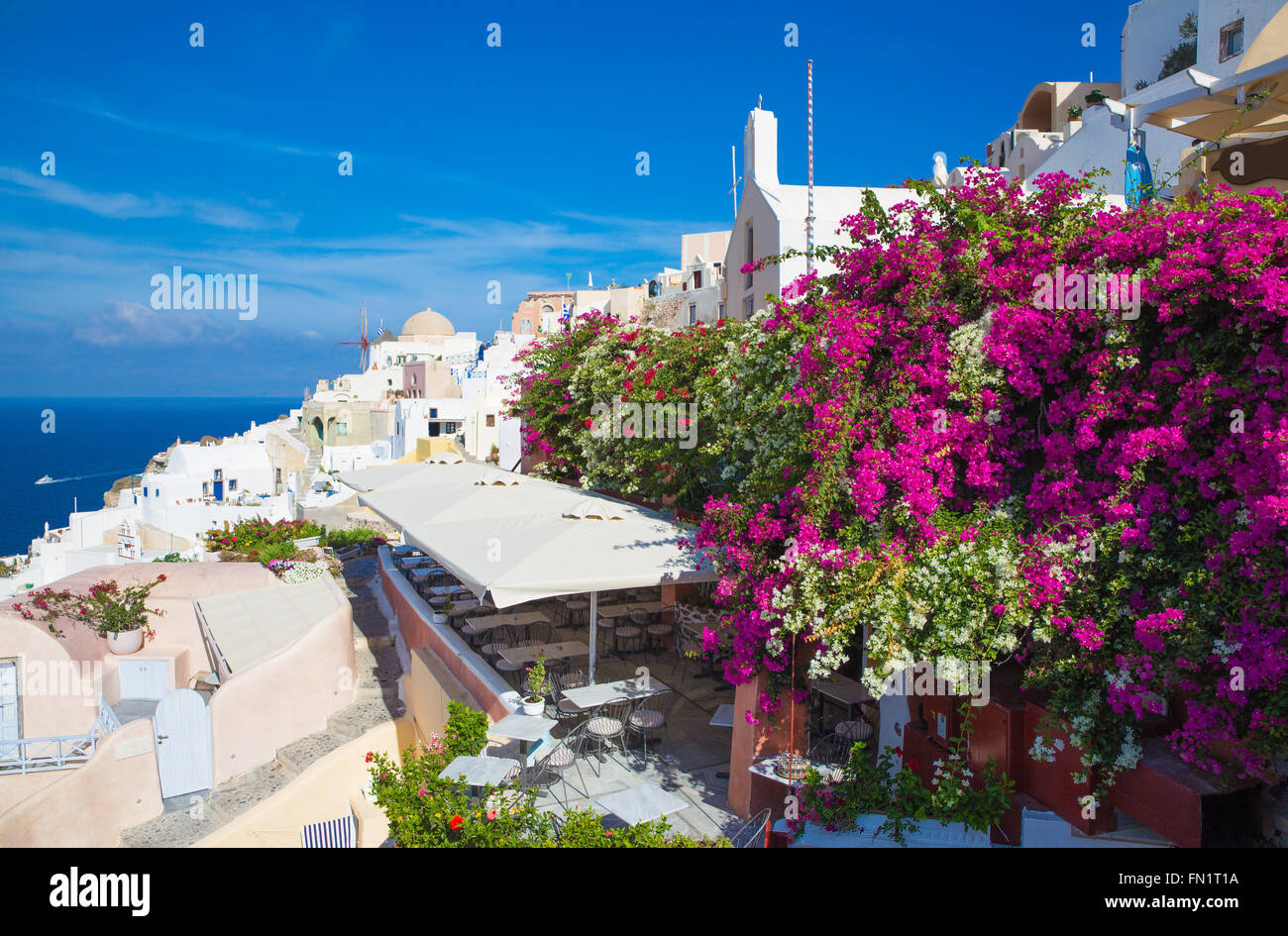 Santorin, GRÈCE - Octobre 5, 2015 : l'Oia et l'île de Therasia en arrière-plan. Banque D'Images