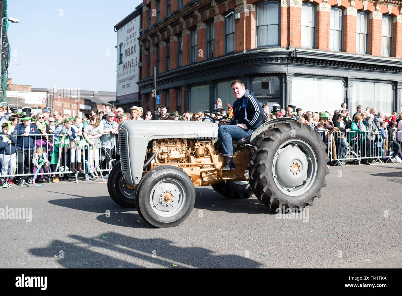 Birmingham, West Midlands, Royaume-Uni:13 Mars 2016.Les rues bordées de milliers de Digbeth au centre-ville, la célébration de la St patron des Irlandais 'St' . Le défilé était remplie de fanfares,voitures,flotteurs,scooter,et danseurs . Après le défilé il y avait beaucoup de musique live et d'animations autour de la ville, le tout dans le soleil du printemps précoce. Crédit : Ian Francis/Alamy Live News Banque D'Images