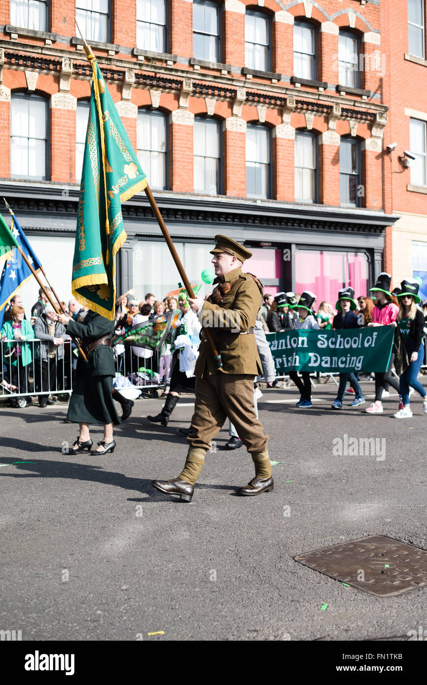 Birmingham, West Midlands, Royaume-Uni:13 Mars 2016.Les rues bordées de milliers de Digbeth au centre-ville, la célébration de la St patron des Irlandais 'St' . Le défilé était remplie de fanfares,voitures,flotteurs,scooter,et danseurs . Après le défilé il y avait beaucoup de musique live et d'animations autour de la ville, le tout dans le soleil du printemps précoce. Crédit : Ian Francis/Alamy Live News Banque D'Images