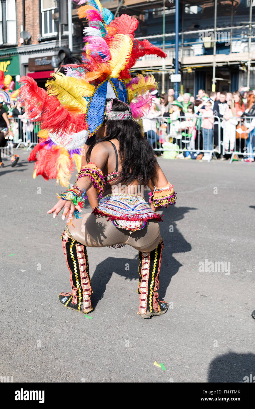 Birmingham, West Midlands, Royaume-Uni:13 Mars 2016.Les rues bordées de milliers de Digbeth au centre-ville, la célébration de la St patron des Irlandais 'St' . Le défilé était remplie de fanfares,voitures,flotteurs,scooter,et danseurs . Après le défilé il y avait beaucoup de musique live et d'animations autour de la ville, le tout dans le soleil du printemps précoce. Crédit : Ian Francis/Alamy Live News Banque D'Images