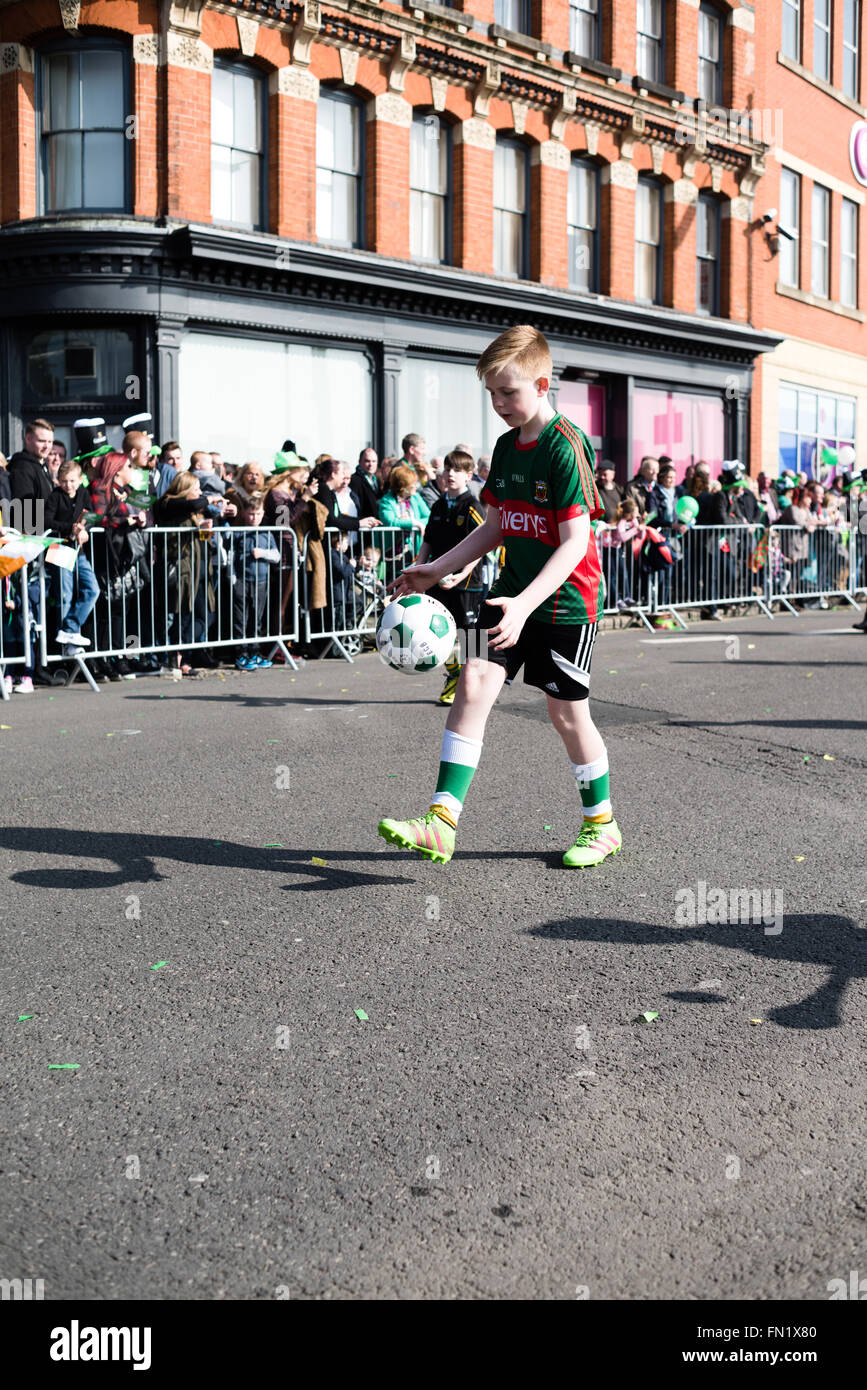 Birmingham, West Midlands, Royaume-Uni:13 Mars 2016.Les rues bordées de milliers de Digbeth au centre-ville, la célébration de la St patron des Irlandais 'St' . Le défilé était remplie de fanfares,voitures,flotteurs,scooter,et danseurs . Après le défilé il y avait beaucoup de musique live et d'animations autour de la ville, le tout dans le soleil du printemps précoce. Crédit : Ian Francis/Alamy Live News Banque D'Images