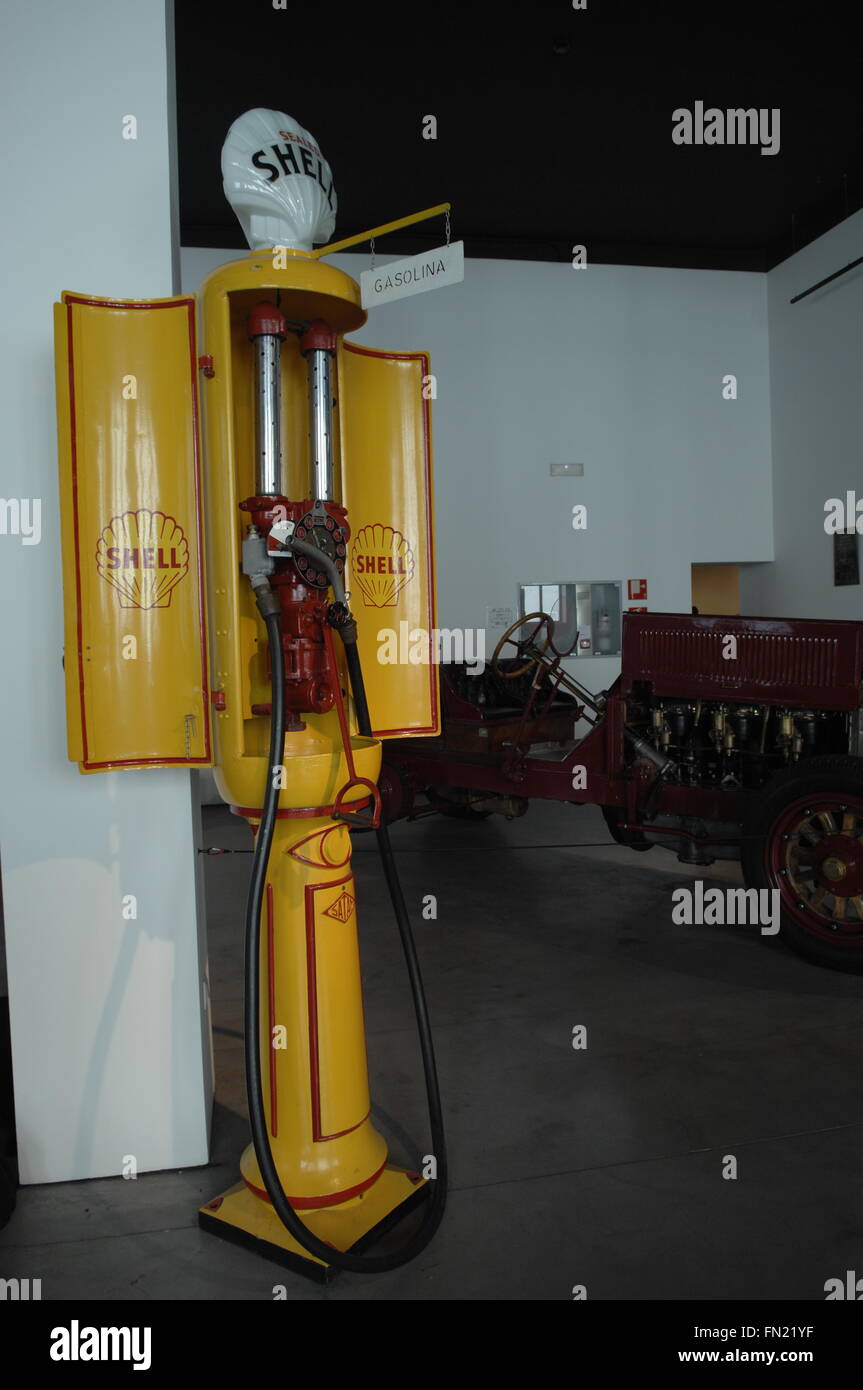 La station de carburant Shell Vintage dans la voiture musée, Malaga, Espagne Banque D'Images