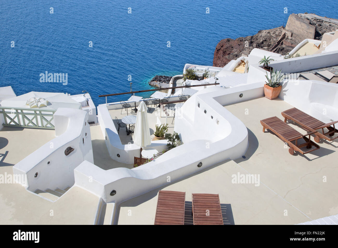 Santorin, GRÈCE - Octobre 5, 2015 : Les centres de villégiature de luxe à Oia et le port d'Amoudi. Banque D'Images