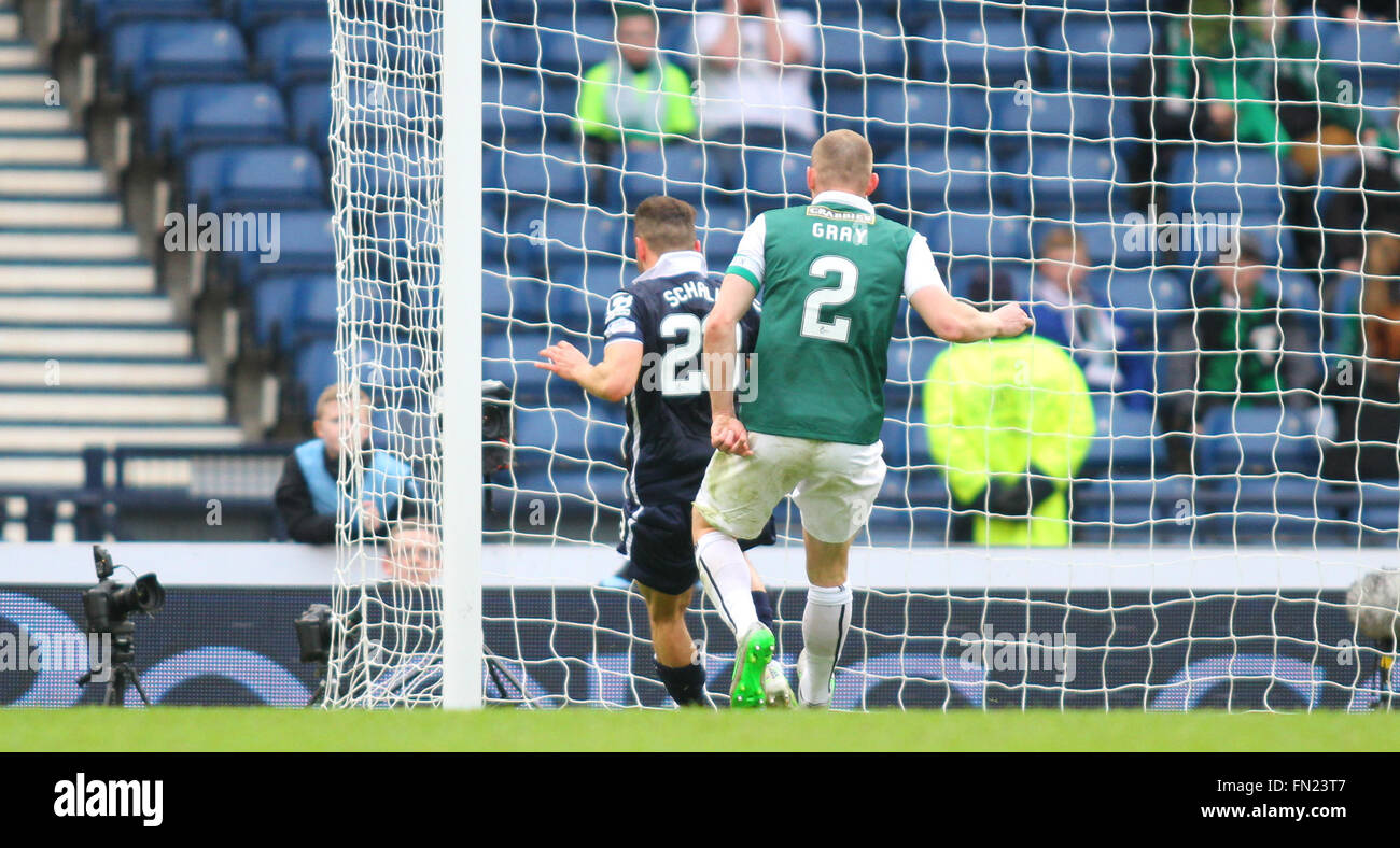 Hampden Park, Glasgow, Ecosse. Mar 13, 2016. La finale de la coupe de la ligue écossaise. Hibernian contre le comté de Ross. Alex Schalk frappe la balle sur la ligne d'Action : Crédit Plus Sport/Alamy Live News Banque D'Images