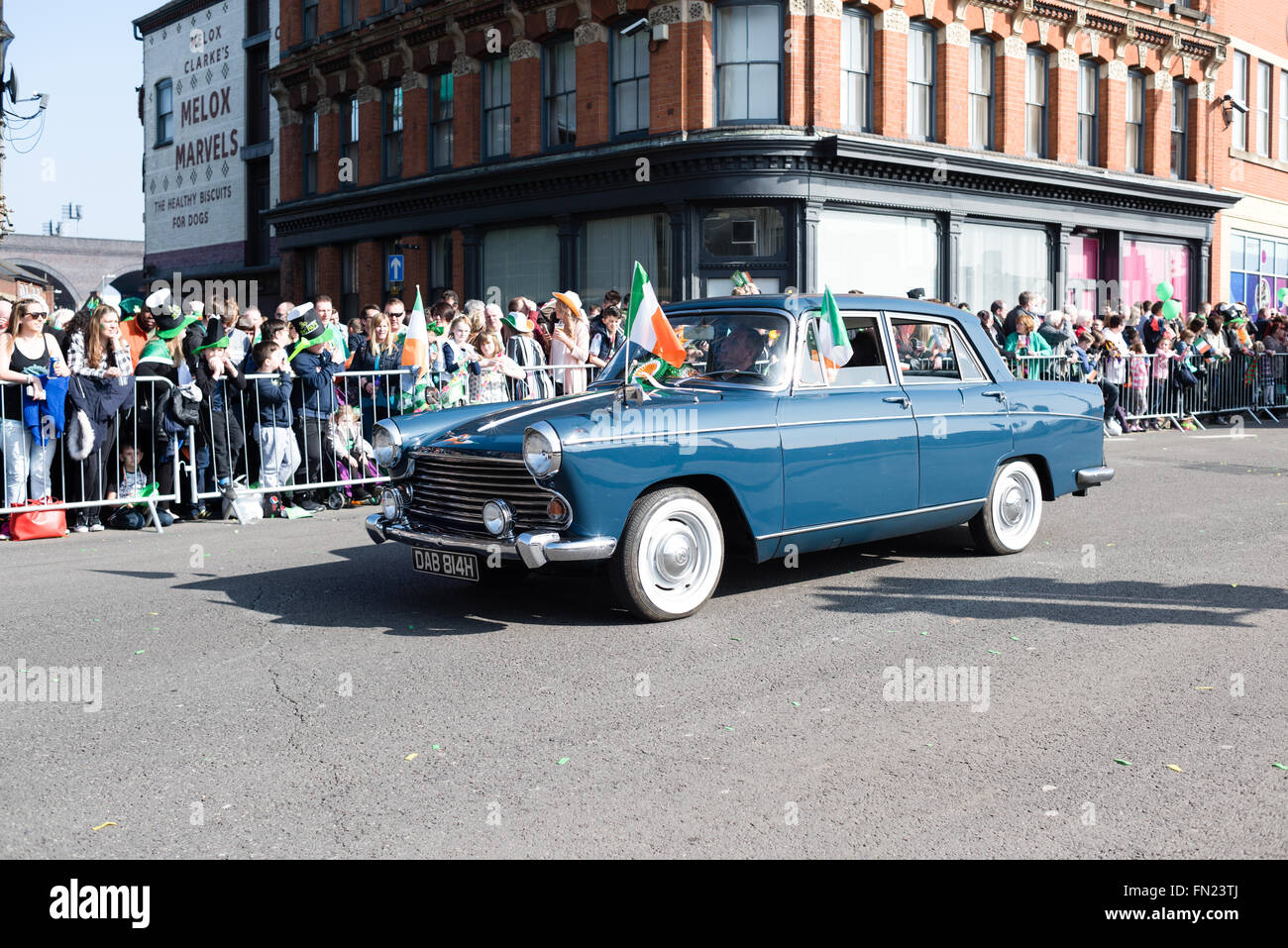 Birmingham, West Midlands, Royaume-Uni:13 Mars 2016.Les rues bordées de milliers de Digbeth au centre-ville, la célébration de la St patron des Irlandais 'St' . Le défilé était remplie de fanfares,voitures,flotteurs,scooter,et danseurs . Après le défilé il y avait beaucoup de musique live et d'animations autour de la ville, le tout dans le soleil du printemps précoce. Crédit : Ian Francis/Alamy Live News Banque D'Images