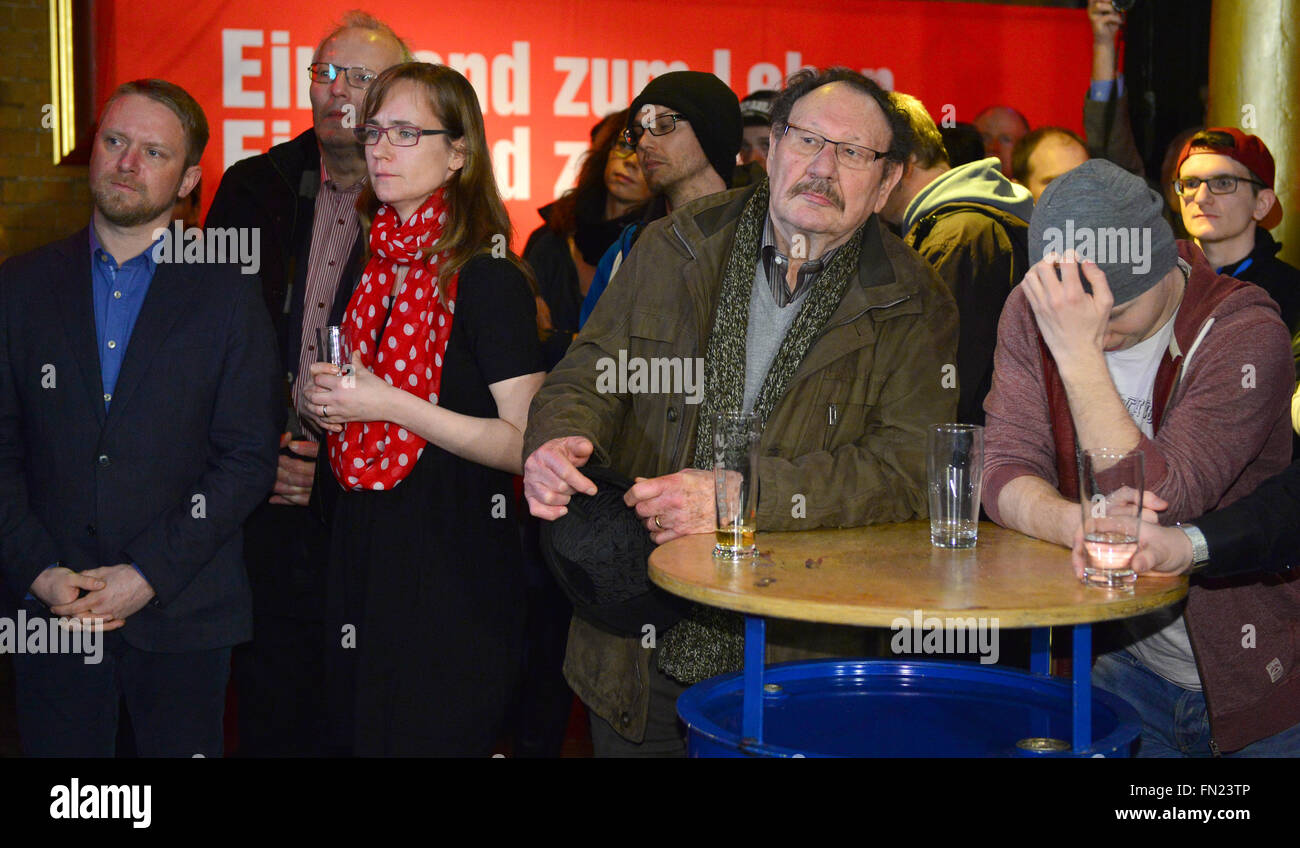 Magdeburg, Allemagne. Mar 13, 2016. Partisans du parti La Gauche réagir à la première élection du parti à une élection des prédictions pour la gauche pour les élections parlementaires de l'état de Saxe-Anhalt à Magdeburg, Allemagne, 13 mars 2016. Photo : MARTIN SCHUTT/dpa/Alamy Live News Banque D'Images