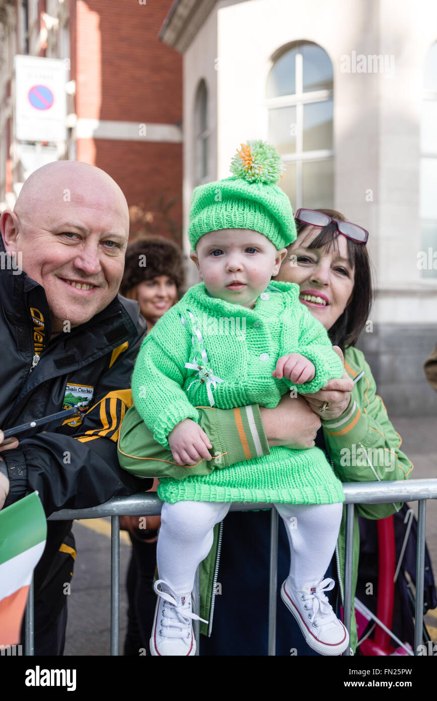 Birmingham, West Midlands, Royaume-Uni:13 Mars 2016.Les rues bordées de milliers de Digbeth au centre-ville, la célébration de la St patron des Irlandais 'St' . Le défilé était remplie de fanfares,voitures,flotteurs,scooter,et danseurs . Après le défilé il y avait beaucoup de musique live et d'animations autour de la ville, le tout dans le soleil du printemps précoce. Crédit : Ian Francis/Alamy Live News Banque D'Images