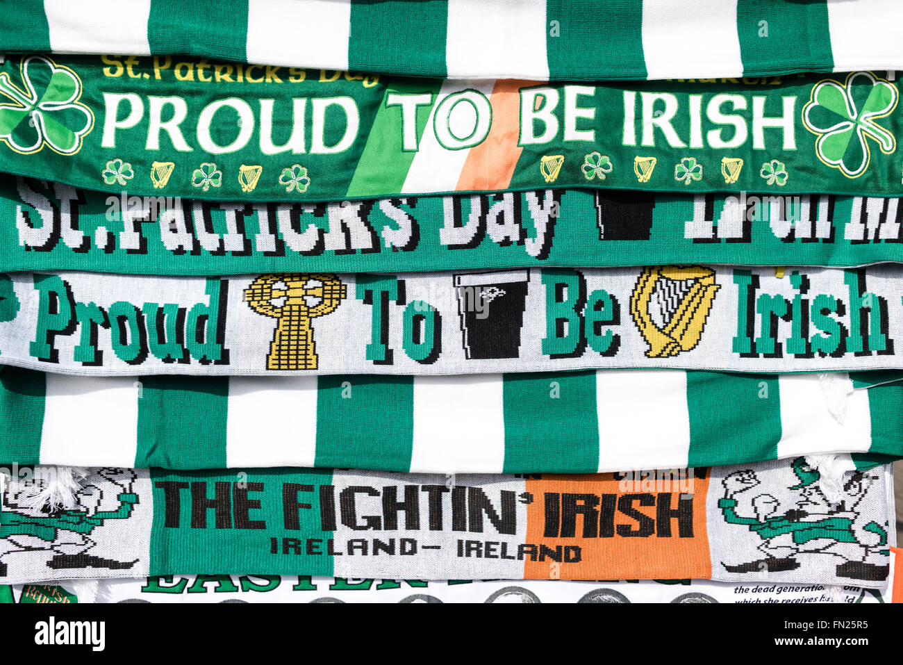 Birmingham, West Midlands, Royaume-Uni:13 Mars 2016.Les rues bordées de milliers de Digbeth au centre-ville, la célébration de la St patron des Irlandais 'St' . Le défilé était remplie de fanfares,voitures,flotteurs,scooter,et danseurs . Après le défilé il y avait beaucoup de musique live et d'animations autour de la ville, le tout dans le soleil du printemps précoce. Crédit : Ian Francis/Alamy Live News Banque D'Images