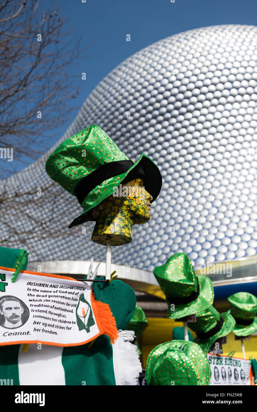 Birmingham, West Midlands, Royaume-Uni:13 Mars 2016.Les rues bordées de milliers de Digbeth au centre-ville, la célébration de la St patron des Irlandais 'St' . Le défilé était remplie de fanfares,voitures,flotteurs,scooter,et danseurs . Après le défilé il y avait beaucoup de musique live et d'animations autour de la ville, le tout dans le soleil du printemps précoce. Crédit : Ian Francis/Alamy Live News Banque D'Images
