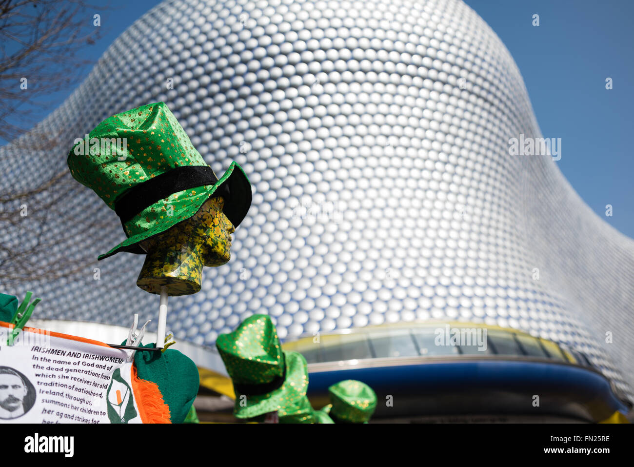 Birmingham, West Midlands, Royaume-Uni:13 Mars 2016.Les rues bordées de milliers de Digbeth au centre-ville, la célébration de la St patron des Irlandais 'St' . Le défilé était remplie de fanfares,voitures,flotteurs,scooter,et danseurs . Après le défilé il y avait beaucoup de musique live et d'animations autour de la ville, le tout dans le soleil du printemps précoce. Crédit : Ian Francis/Alamy Live News Banque D'Images