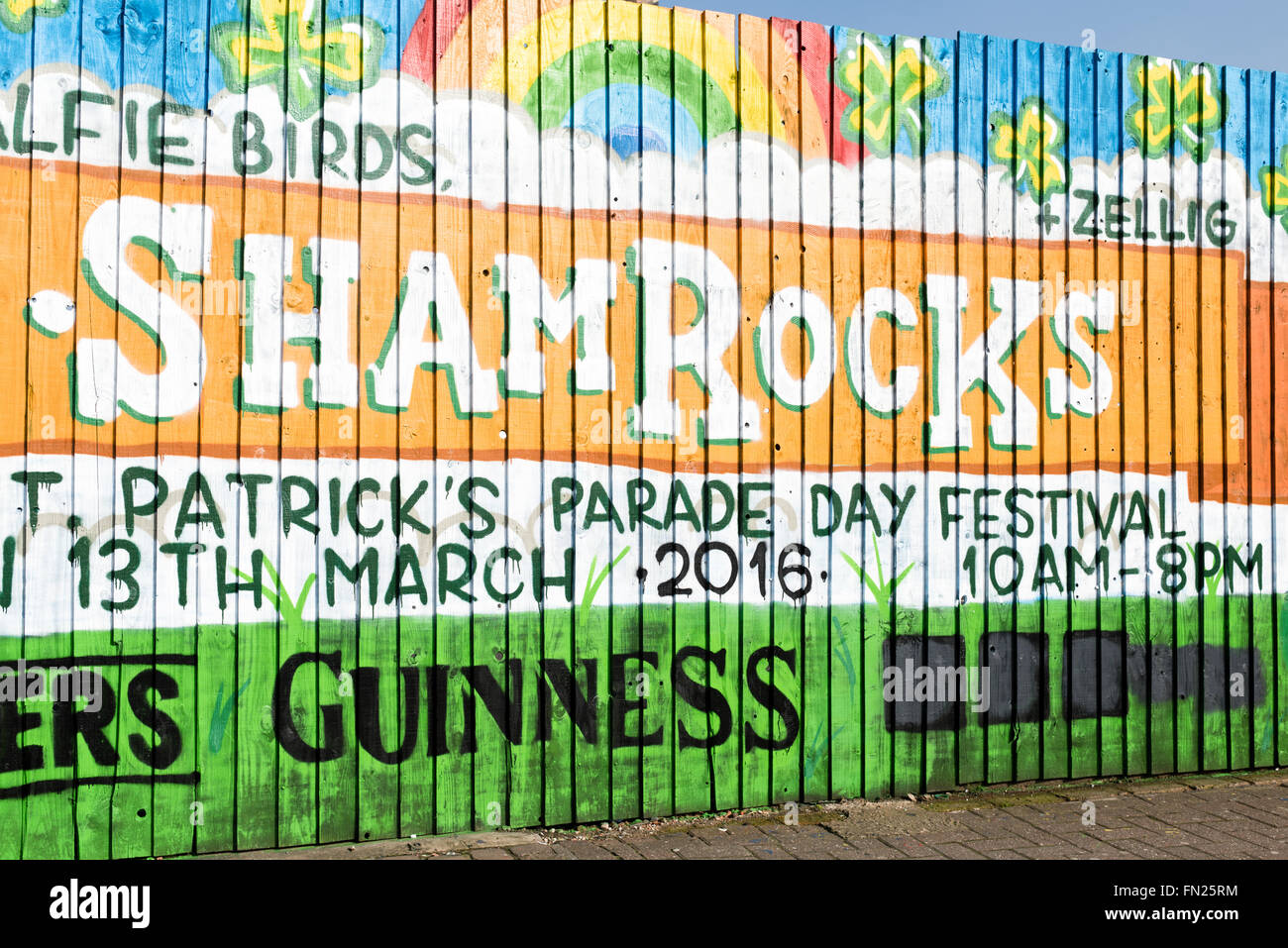 Birmingham, West Midlands, Royaume-Uni:13 Mars 2016.Les rues bordées de milliers de Digbeth au centre-ville, la célébration de la St patron des Irlandais 'St' . Le défilé était remplie de fanfares,voitures,flotteurs,scooter,et danseurs . Après le défilé il y avait beaucoup de musique live et d'animations autour de la ville, le tout dans le soleil du printemps précoce. Crédit : Ian Francis/Alamy Live News Banque D'Images