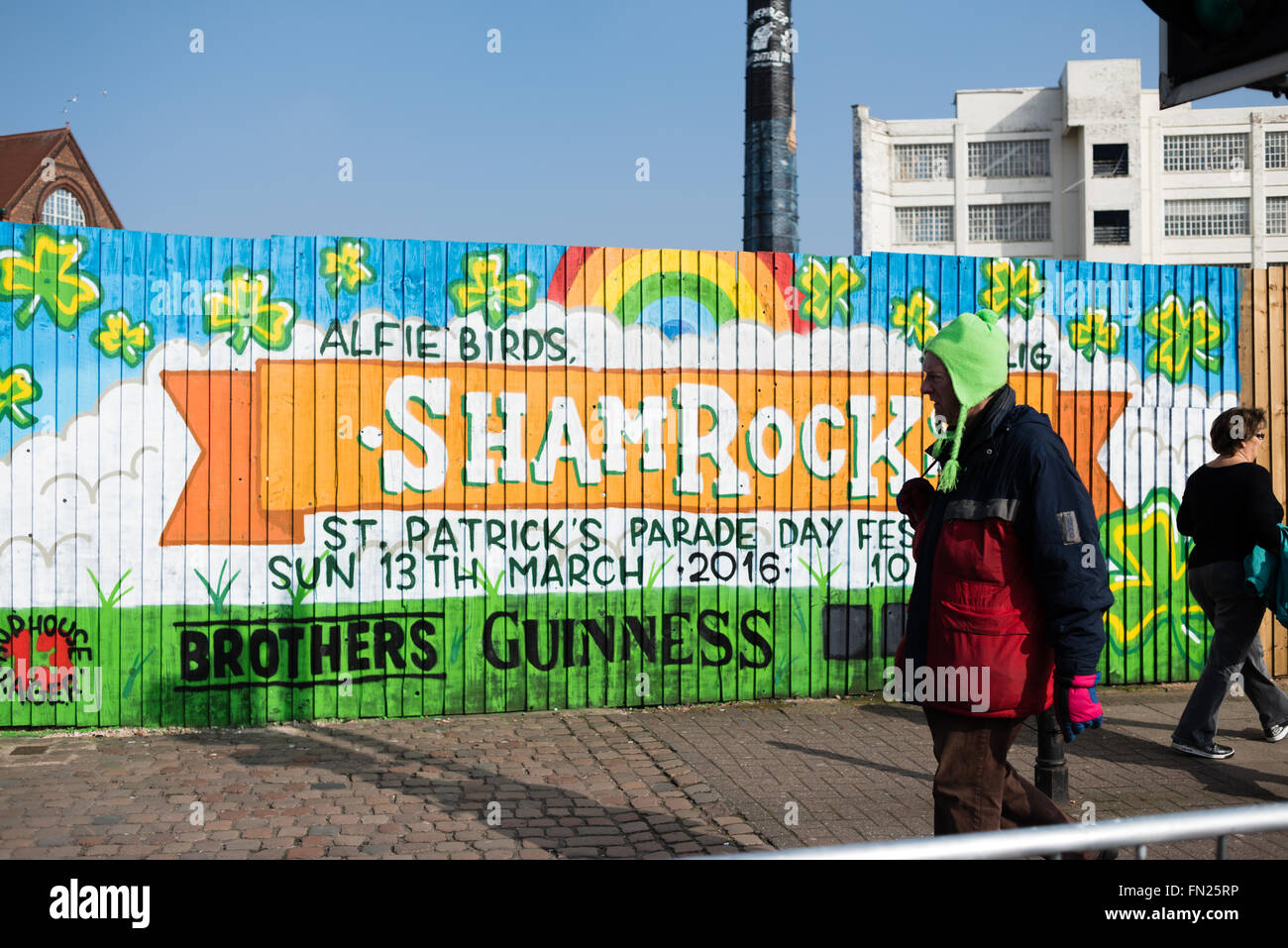 Birmingham, West Midlands, Royaume-Uni:13 mars 2016. Les rues bordées de milliers de Digbeth au centre-ville, la célébration de la St patron des Irlandais 'St Patrick'. Le défilé a été emballé avec des fanfares, des voitures, scooter, flotteurs, et danseurs. Après la parade, il y avait beaucoup de musique live et d'animations autour de la ville, le tout dans le soleil du printemps précoce. Crédit : Ian Francis/Alamy Live News Banque D'Images