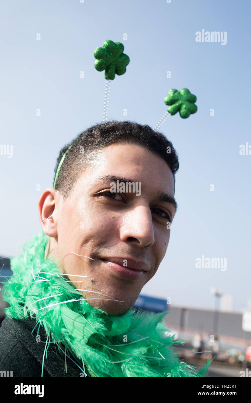 Birmingham, West Midlands, Royaume-Uni:13 Mars 2016.Les rues bordées de milliers de Digbeth au centre-ville, la célébration de la St patron des Irlandais 'St' . Le défilé était remplie de fanfares,voitures,flotteurs,scooter,et danseurs . Après le défilé il y avait beaucoup de musique live et d'animations autour de la ville, le tout dans le soleil du printemps précoce. Crédit : Ian Francis/Alamy Live News Banque D'Images