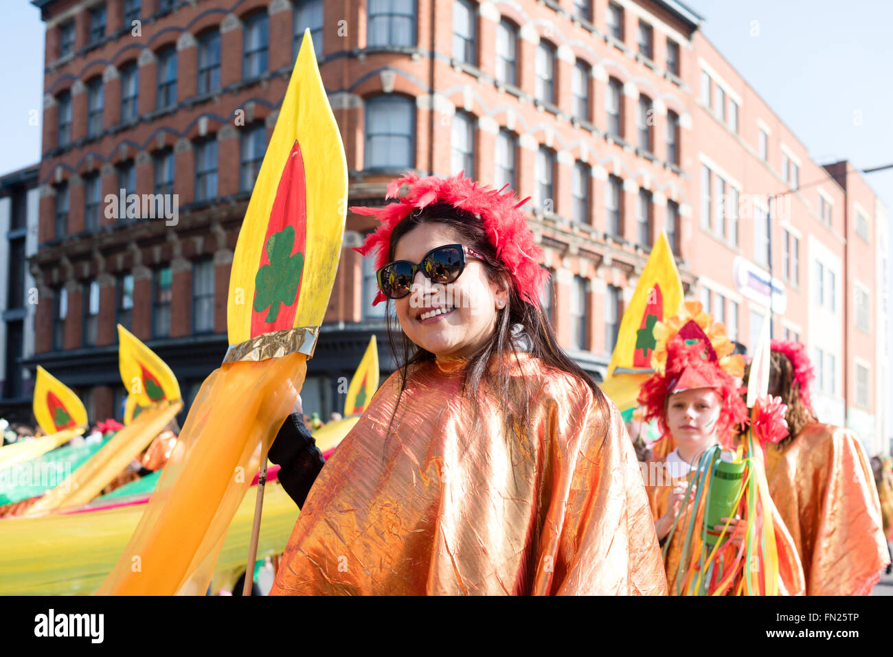 Birmingham, West Midlands, Royaume-Uni:13 Mars 2016.Les rues bordées de milliers de Digbeth au centre-ville, la célébration de la St patron des Irlandais 'St' . Le défilé était remplie de fanfares,voitures,flotteurs,scooter,et danseurs . Après le défilé il y avait beaucoup de musique live et d'animations autour de la ville, le tout dans le soleil du printemps précoce. Crédit : Ian Francis/Alamy Live News Banque D'Images