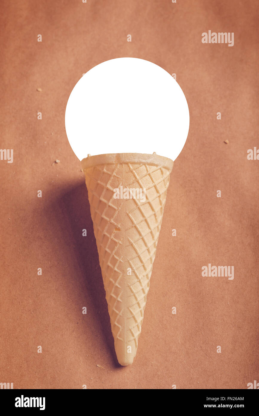 Croustillant unique ice cream cone avec cercle blanc que copier l'espace, ton rétro chaleureux, lumière douce Banque D'Images