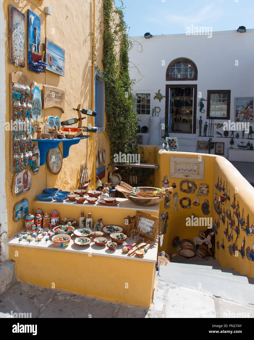 Santorin, GRÈCE - Octobre 5, 2015 : les boutiques de souvenirs à Oia. Banque D'Images