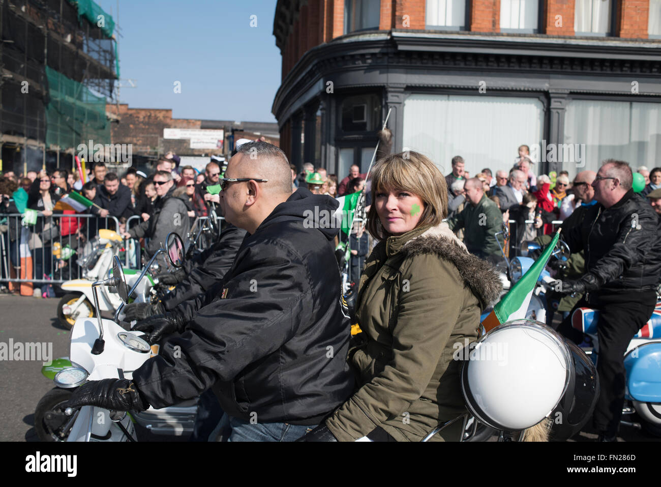 Birmingham, West Midlands, Royaume-Uni:13 Mars 2016.Les rues bordées de milliers de Digbeth au centre-ville, la célébration de la St patron des Irlandais 'St' . Le défilé était remplie de fanfares,voitures,flotteurs,scooter,et danseurs . Après le défilé il y avait beaucoup de musique live et d'animations autour de la ville, le tout dans le soleil du printemps précoce. Crédit : Ian Francis/Alamy Live News Banque D'Images