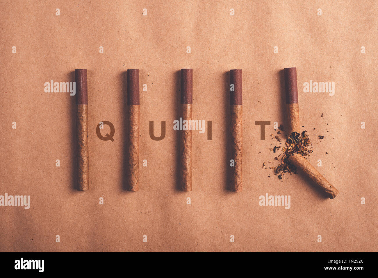 Cesser de fumer, concept de mise à plat avec des cigarettes a organisé un à la fin de la décision finale d'arrêter de fumer n'est faite Banque D'Images