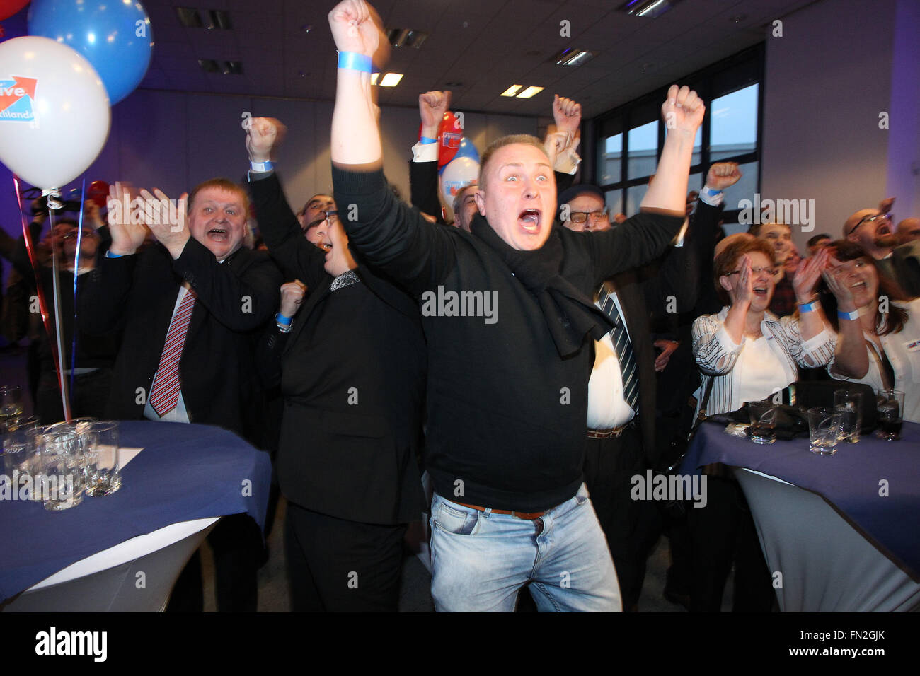 Magdeburg, Allemagne. Mar 13, 2016. Alternative pour l'Allemagne (AfD) supporters réagir à la première élection à une élection les prédictions de l'AfD pour le parti aux élections parlementaires de l'état de Saxe-Anhalt à Magdeburg, Allemagne, 13 mars 2016. Photo. SEBASTIAN WILLNOW/dpa/Alamy Live News Banque D'Images