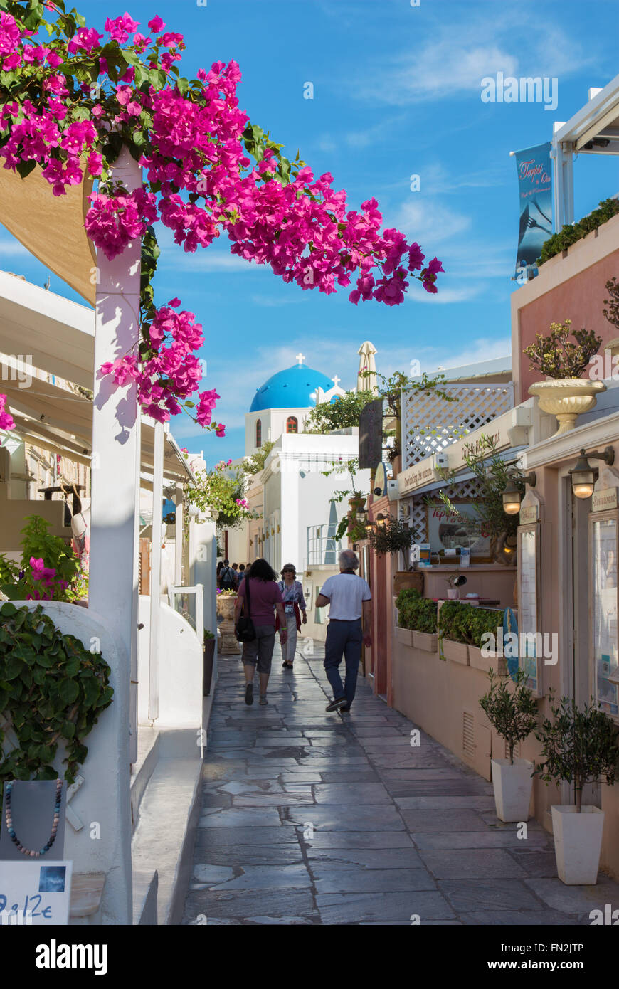 Santorin, GRÈCE - Octobre 5, 2015 : La rue d'Oia avec des magasins de souvenirs et de restaurants. Banque D'Images