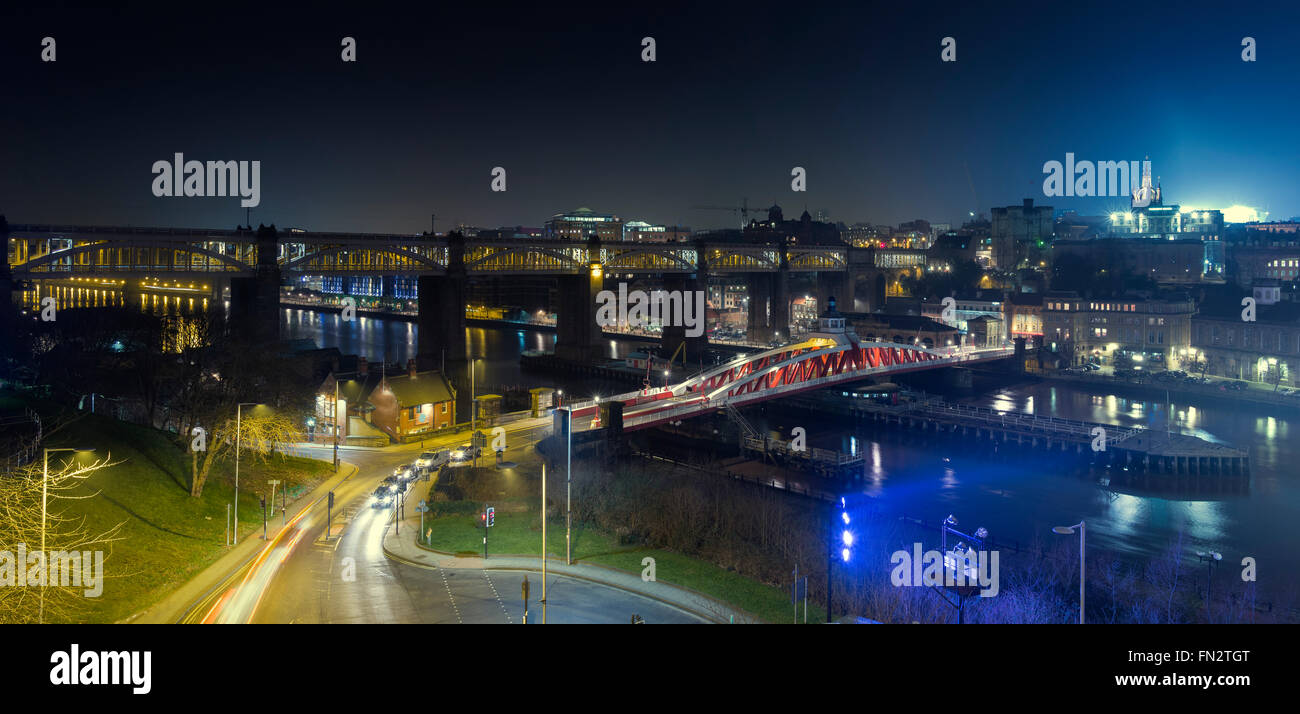 Vue panoramique en regardant vers le pont de haut niveau et pont tournant, et au-delà à Newcastle upon Tyne du côté Gateshead o Banque D'Images