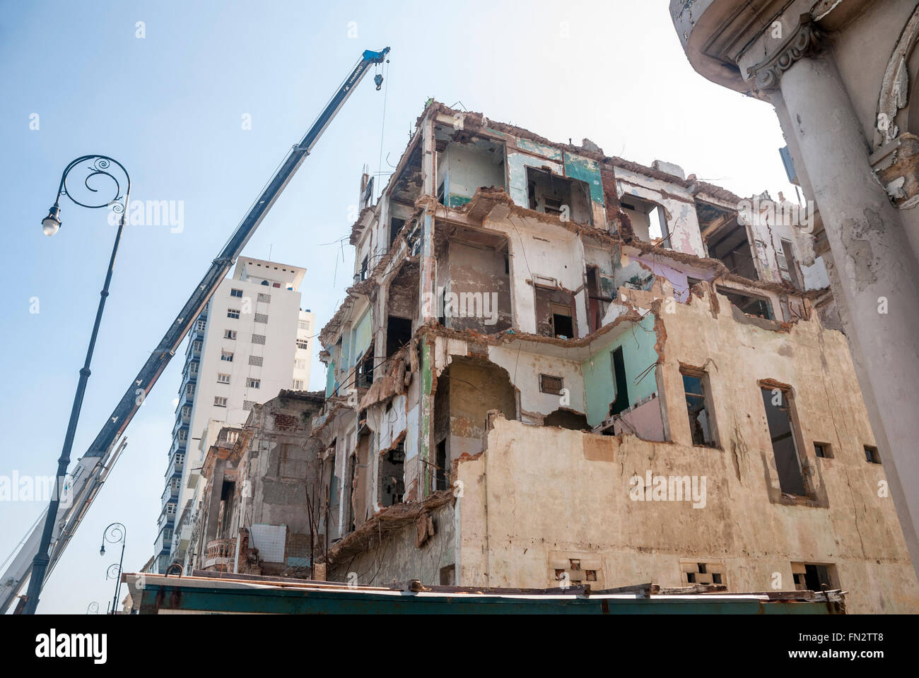 Une grue démolissant un immeuble d'appartements colonial historique sur le célèbre Malecon à la Havane Cuba Banque D'Images