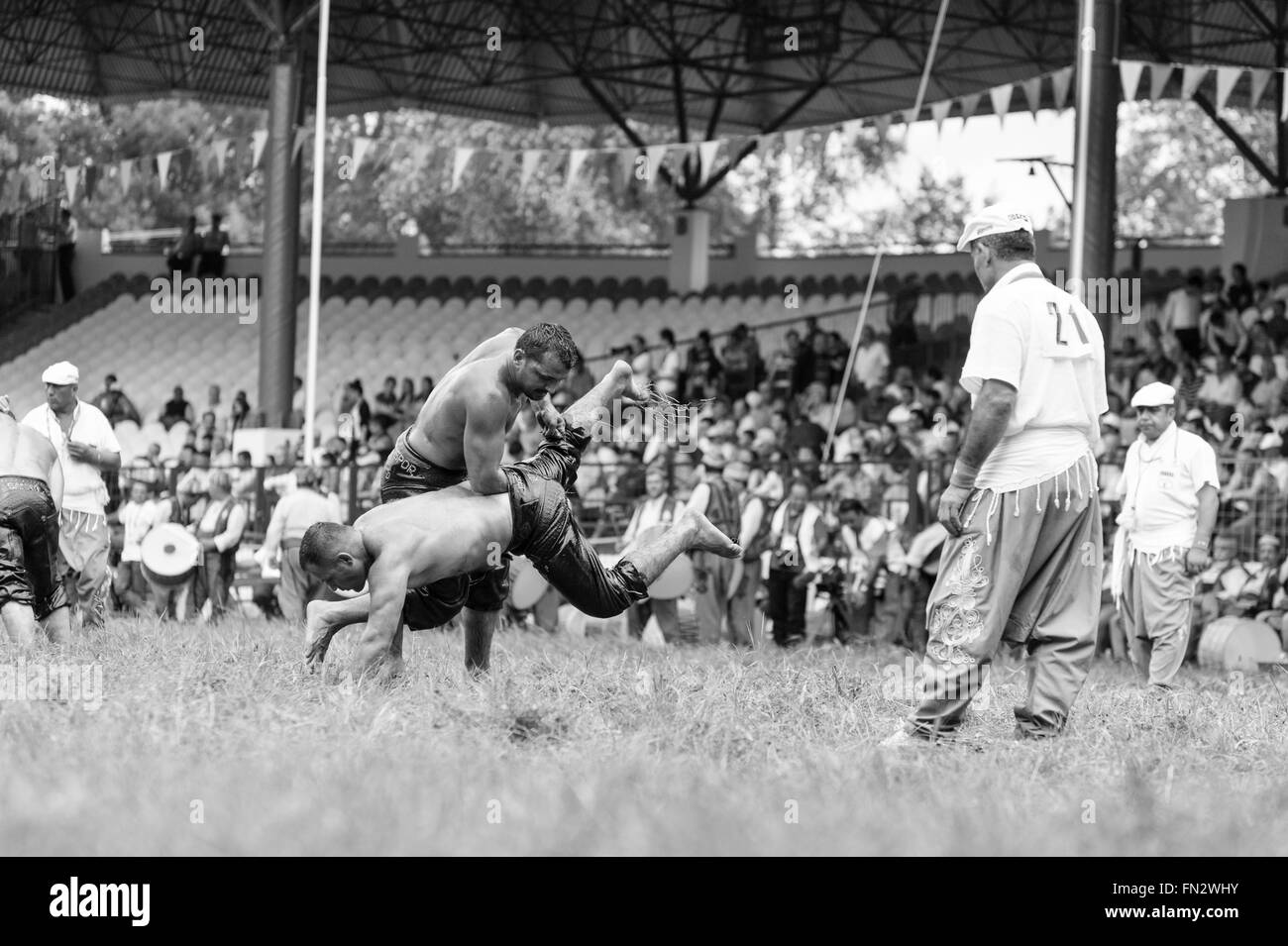 Les lutteurs à la compétition pehlivan turc traditionnel dans la lutte Kirkpinar. Banque D'Images