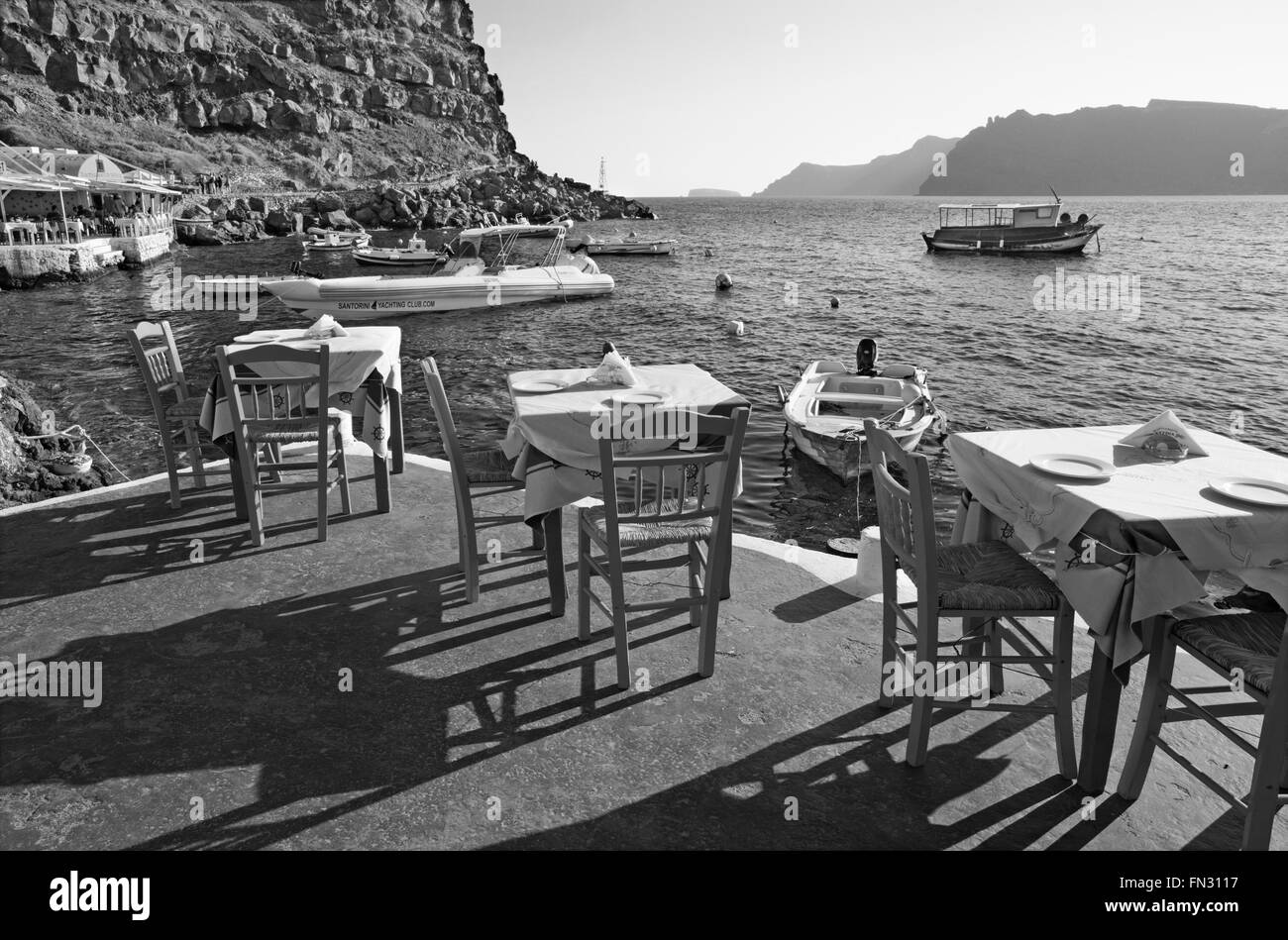 Santorin, GRÈCE - Octobre 5, 2015 : Le restaurant dans le port d'Amoudi de Oia dans lumière du soir. Banque D'Images