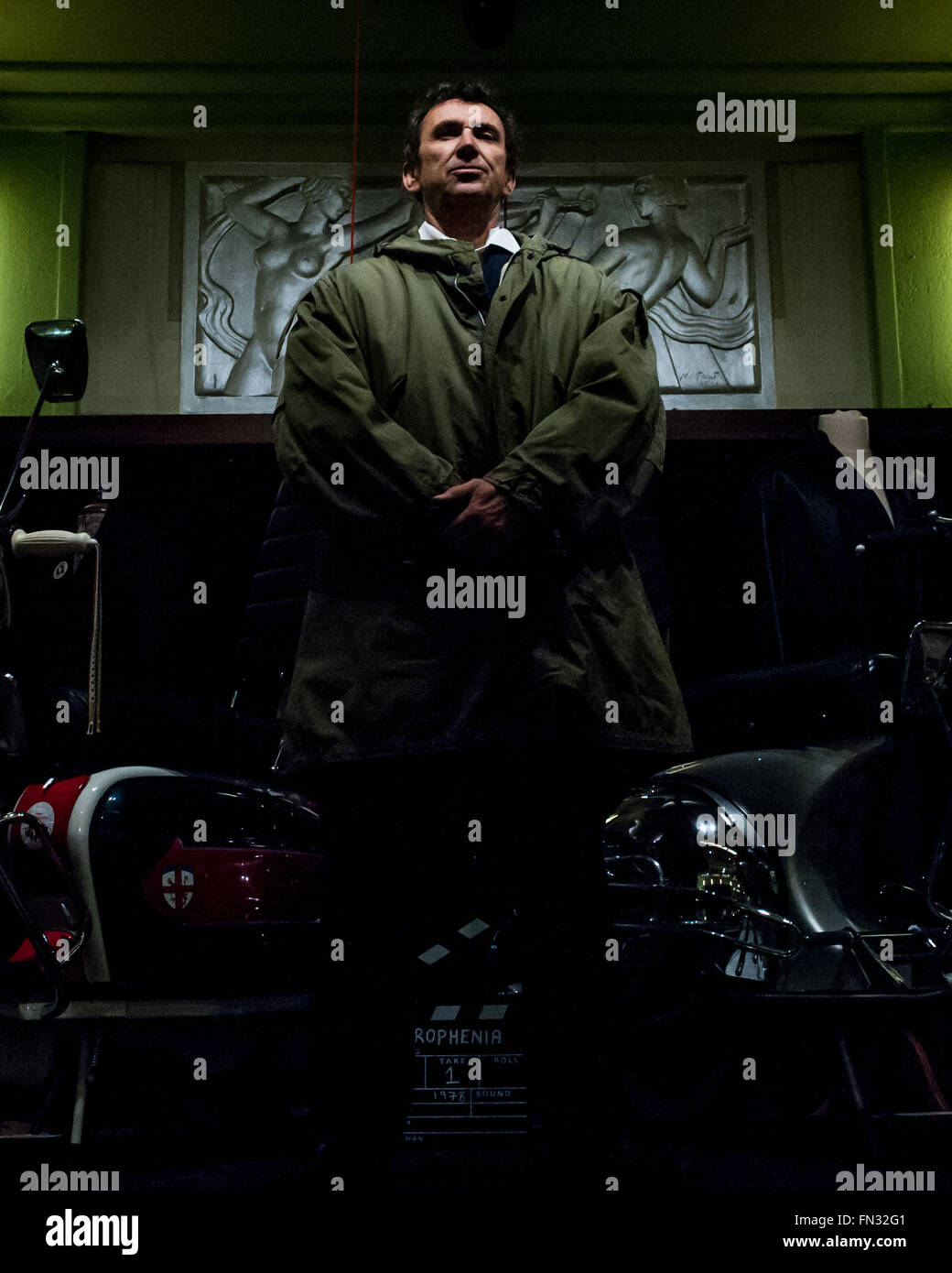 Phil Daniels, l'acteur qui joue le rôle de Jimmy Cooper dans le film  Quadrophenia pose vêtu d'un parka Mod dans une reconstitution de la chambre  du personnage emblématique dans le film britannique.