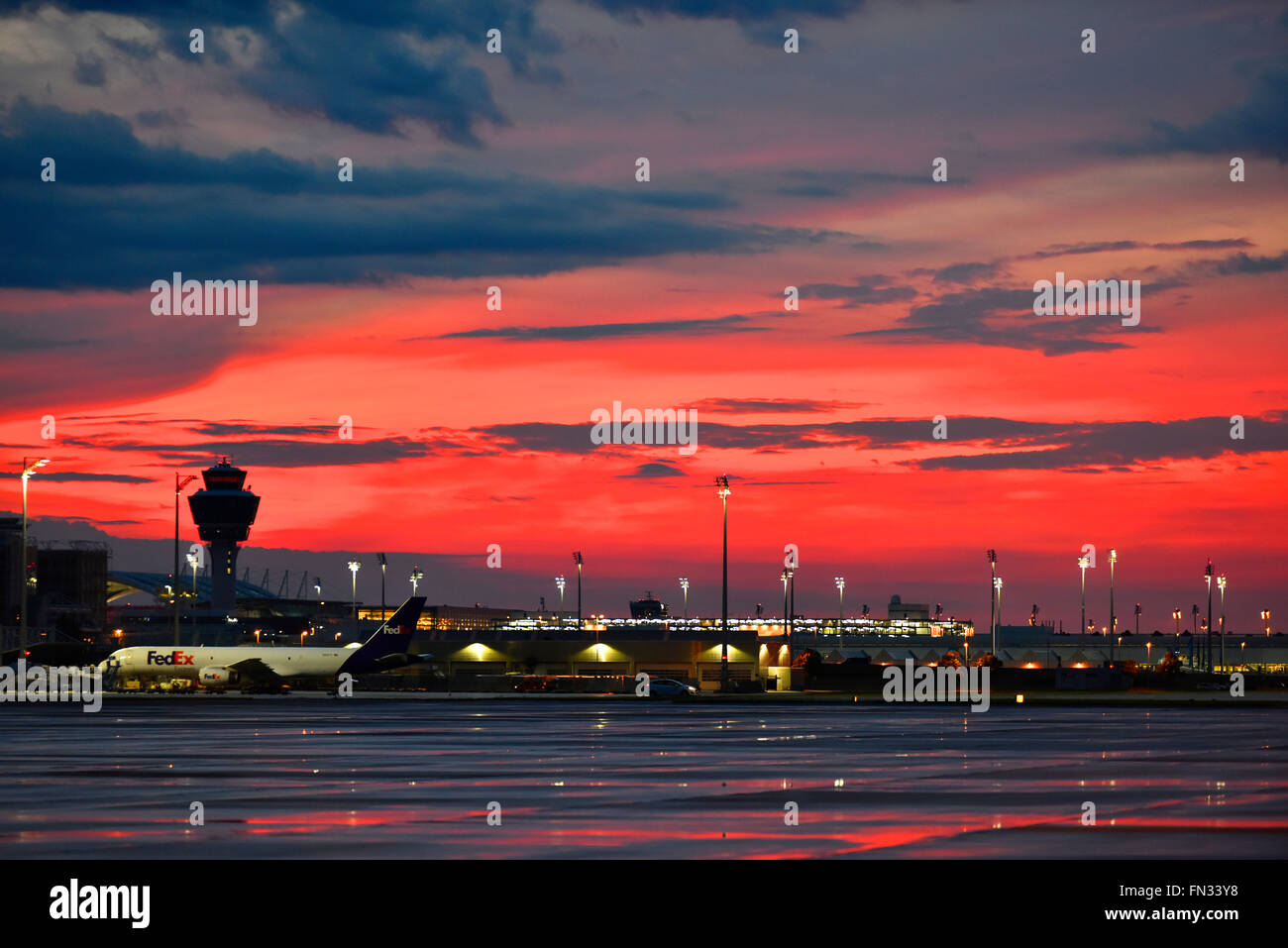 Coucher du soleil, le lever du soleil, soleil, ciel rouge, d'aéronefs, tour, rampe, Fedex, avion, l'aéroport de Munich, MUC, EDDM, Aéroport Munich, Banque D'Images